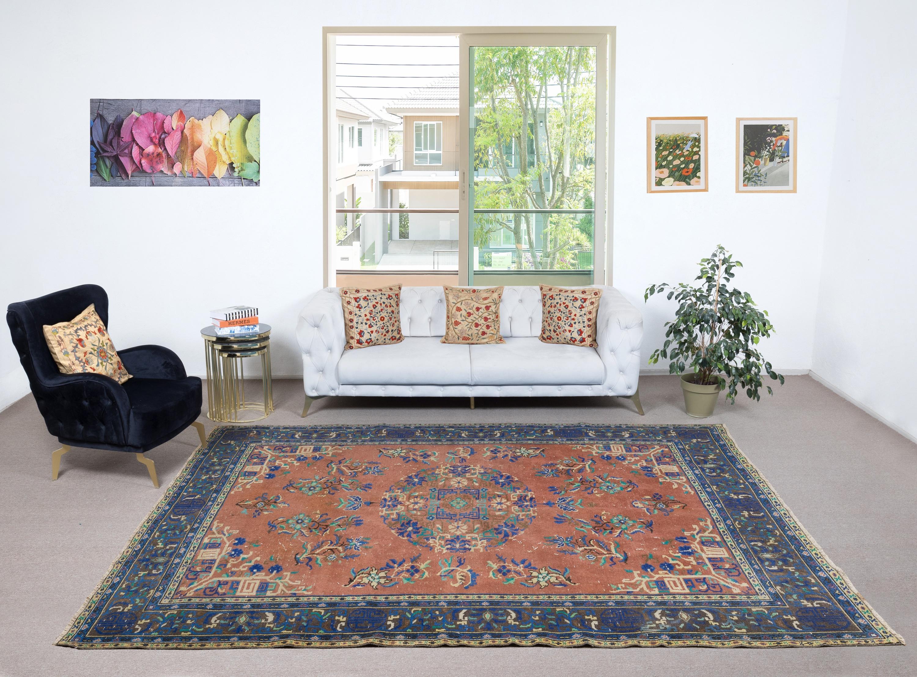 Infondi nella tua casa la bellezza senza tempo di questo tradizionale tappeto turco vintage fatto a mano, un capolavoro annodato a mano e realizzato con una lussuosa miscela di lana e cotone. Tessuto da abili artigiani con tecniche secolari, questo