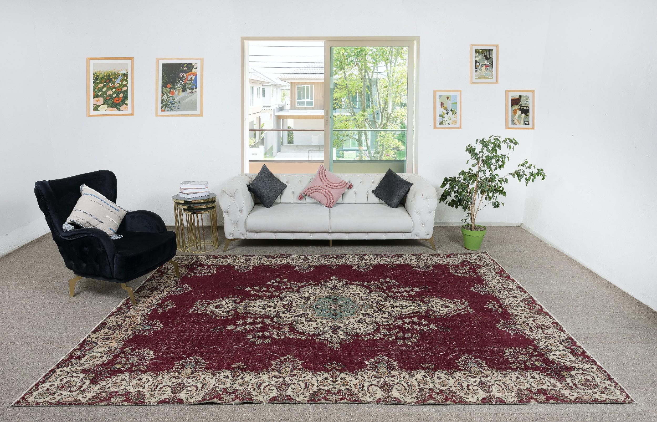 Verleihen Sie Ihrem Zuhause die zeitlose Schönheit dieses traditionellen, handgefertigten türkischen Teppichs im Vintage-Stil. Er ist ein handgeknüpftes Meisterwerk aus einer luxuriösen Mischung aus Wolle und Baumwolle. Dieser Teppich wird von