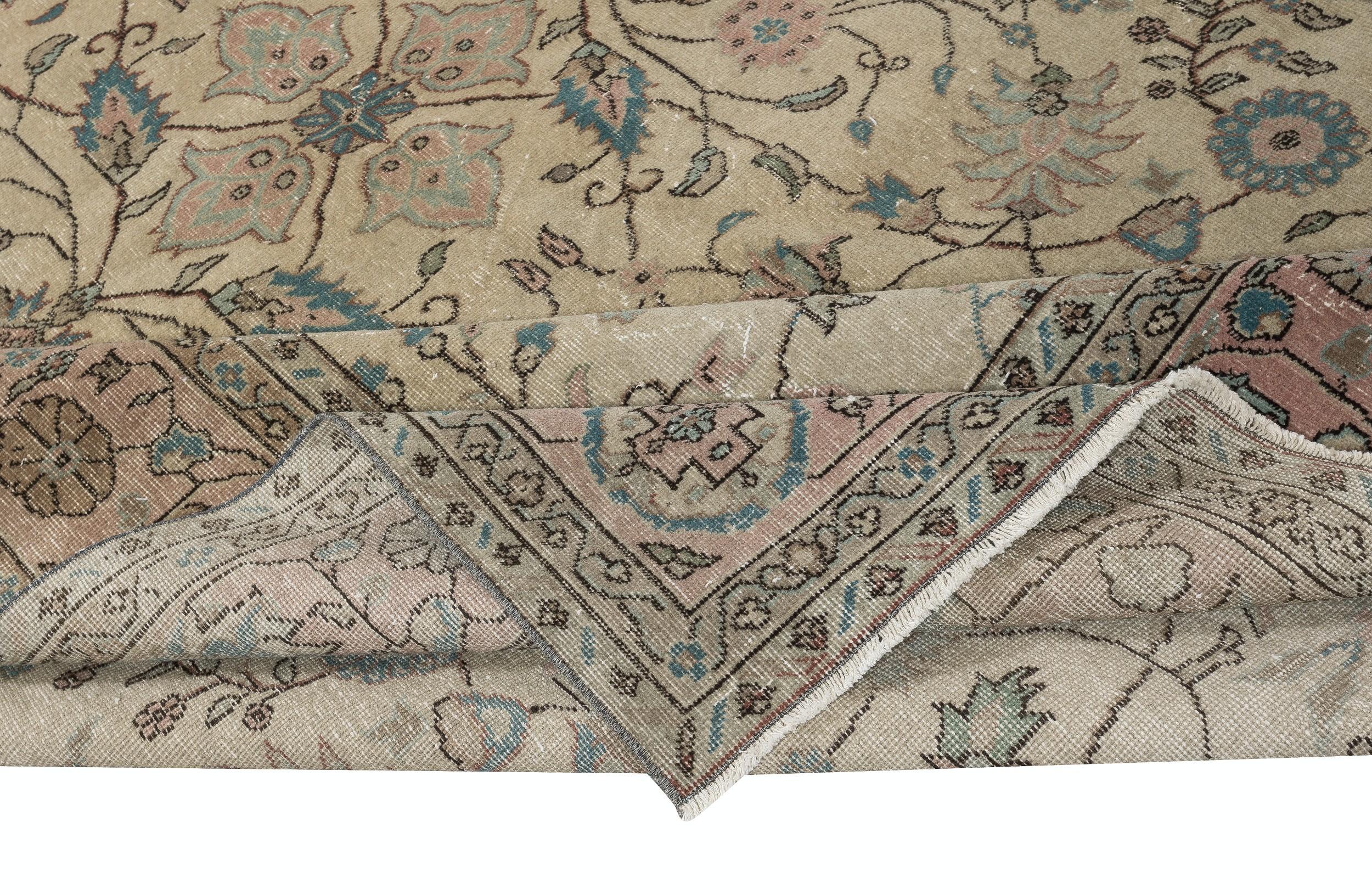 Country Tappeto fatto a mano 8x11.6 Ft con design floreale e campo beige. Tappeto grande Vintage By in vendita