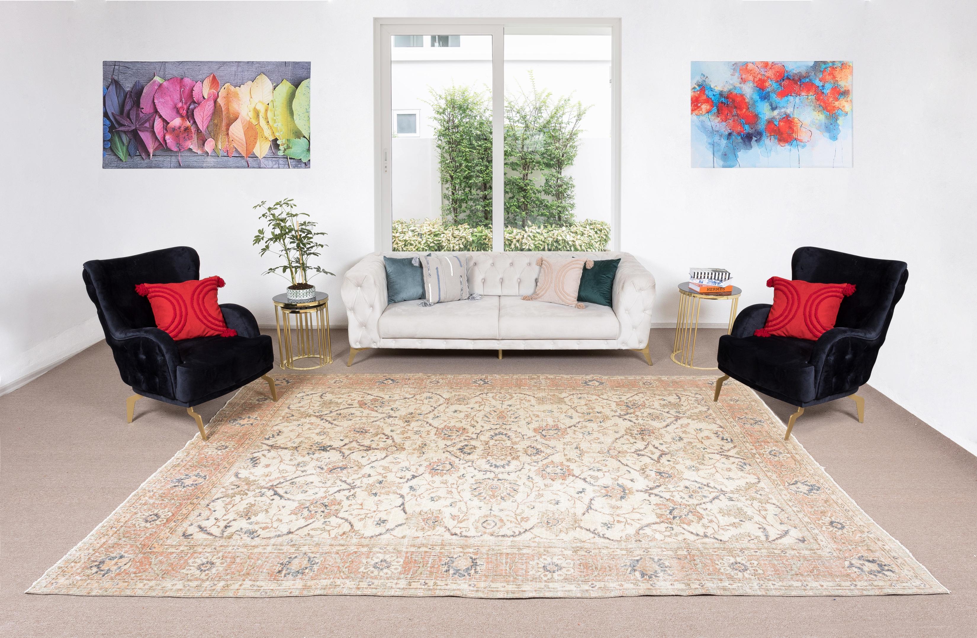 Nos tapis délavés par le soleil sont tous des pièces uniques, nouées à la main, datant de 50 à 70 ans. Chacun d'entre eux présente une esthétique artisanale unique, issue des traditions séculaires de tissage de tapis turcs. Ces tapis sont