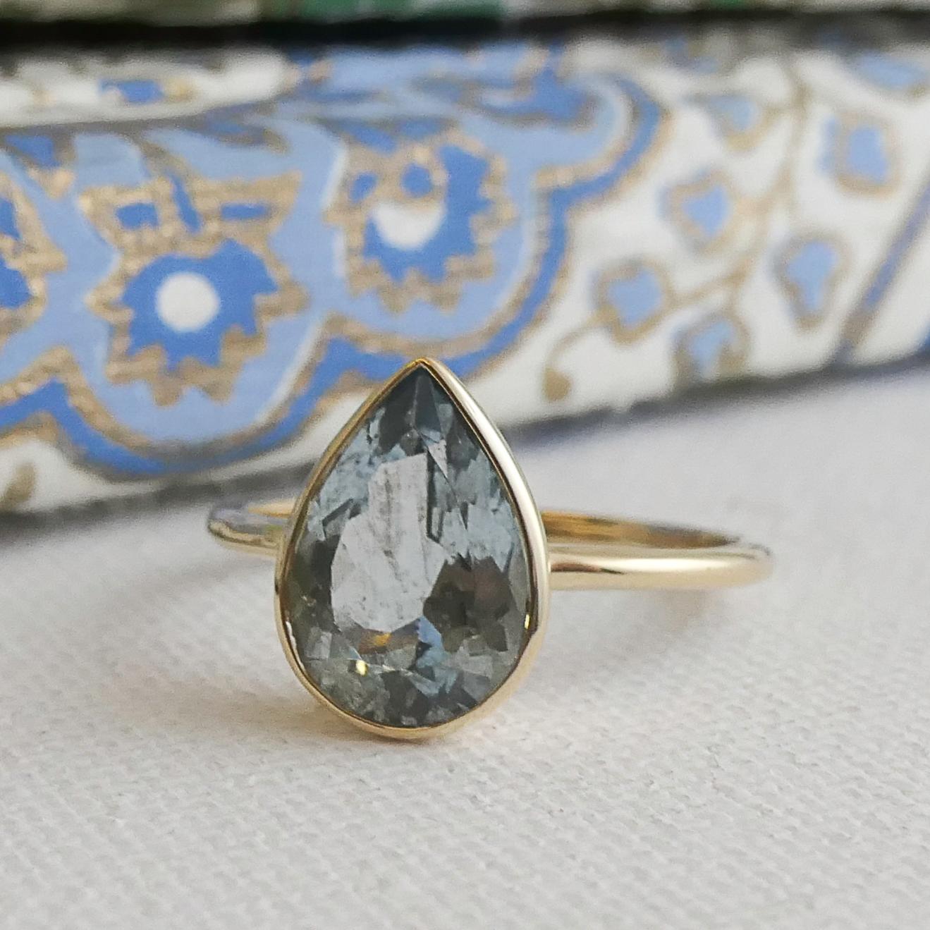 Bague aigue-marine de 8 x 11 mm en or jaune 14 carats - Taille 7 en vente 2