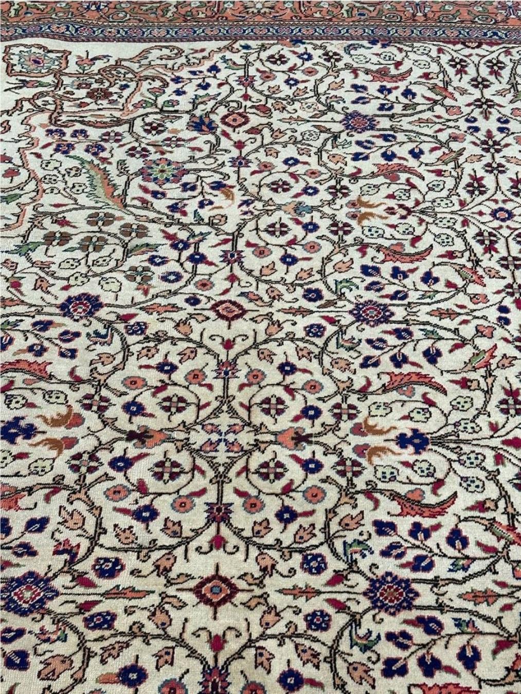 Aggiungi un tocco di eleganza senza tempo alla tua zona giorno con il Tappeto per aree Sivas 8x12 Old Turkish, un autentico originale che mette in risalto la maestria dell'autentica tessitura turca. Questo tappeto tradizionale in lana annodato a