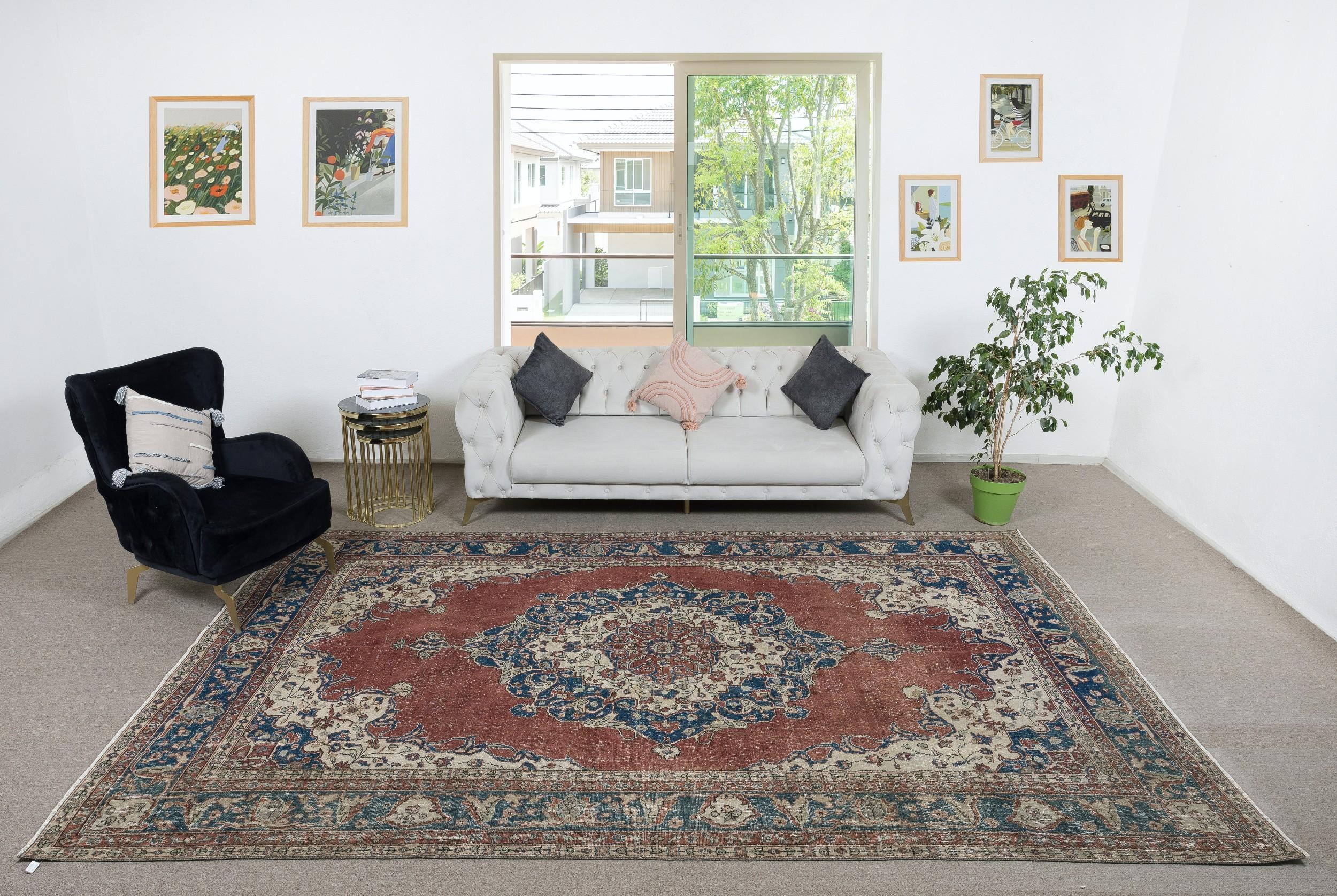 Infondi nella tua casa la bellezza senza tempo di questo tradizionale tappeto turco vintage fatto a mano, un capolavoro annodato a mano e realizzato con una lussuosa miscela di lana e cotone. Tessuto da abili artigiani con tecniche secolari, questo