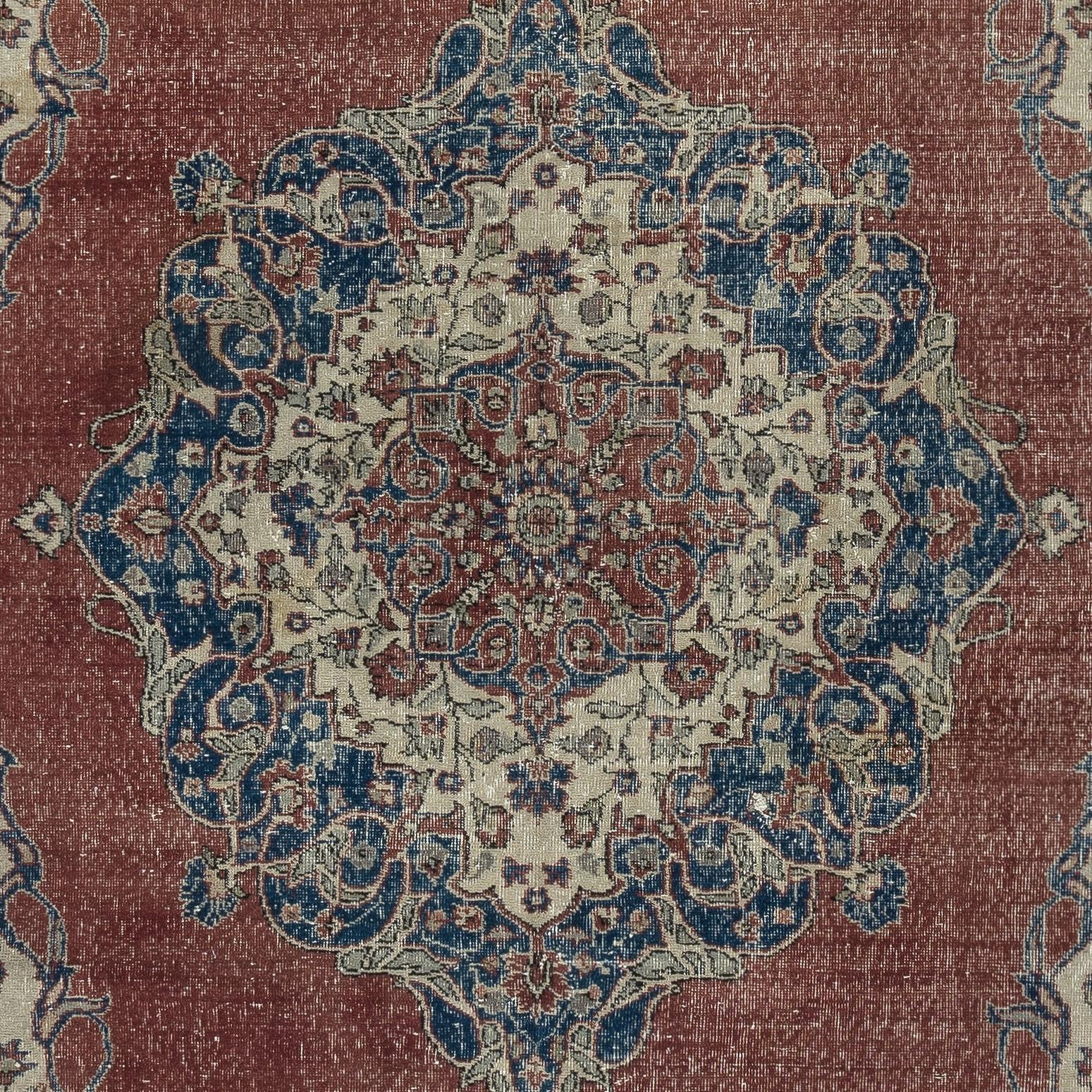 Annodato a mano 8x12.3 Ft Tappeto di lana turca annodato a mano. Tappeto vintage di grandi dimensioni unico nel suo genere in vendita