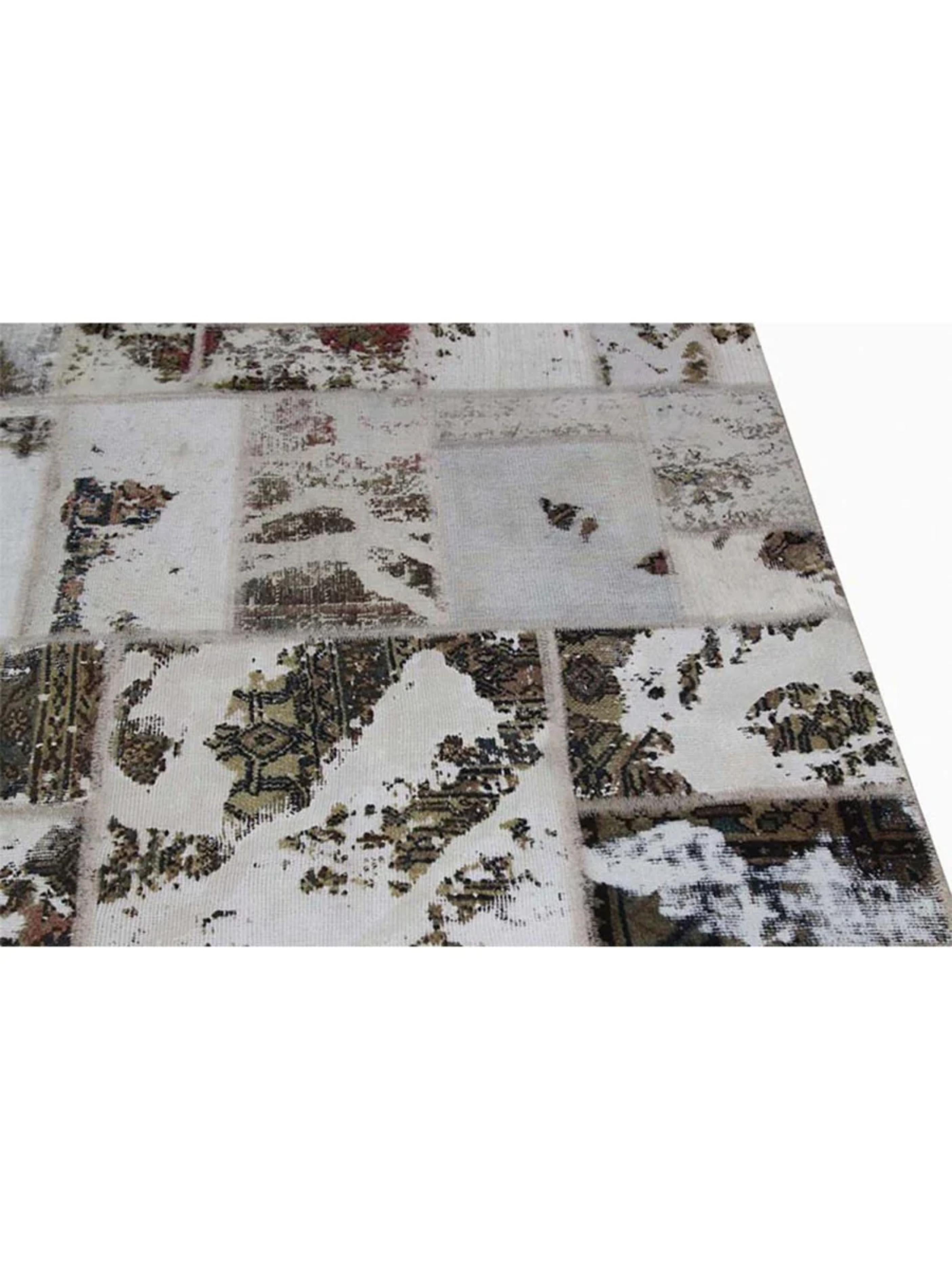  8x13 Vintage Distressed Overdyed Area Rug, une pièce unique qui apporte élégance, sophistication et charme intemporel à votre intérieur. Noué à la main à partir de laine de première qualité, ce tapis exquis présente un motif géométrique audacieux