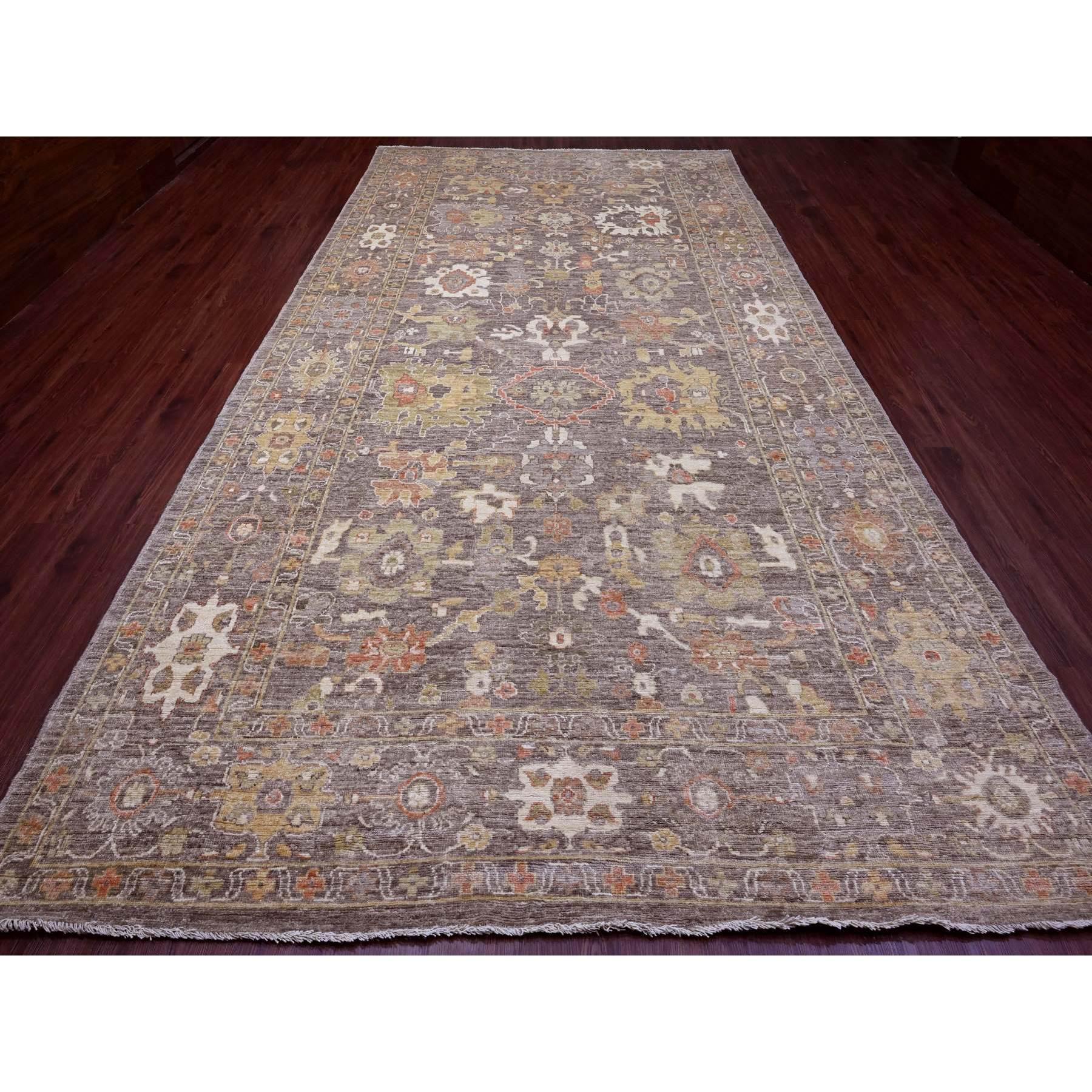 Pecanbraun, Reine Wolle, Afghanischer Angora Oushak mit floralem Design, Veggie-Farben, Handgeknüpft, Galerieformat, Breiter Läufer, Orientteppich
Primäre MATERIALIEN: Wolle
Latex: Kein Flor 
Höhe: 0,25 Zoll
Stil: Transitional
Grundfarbe: