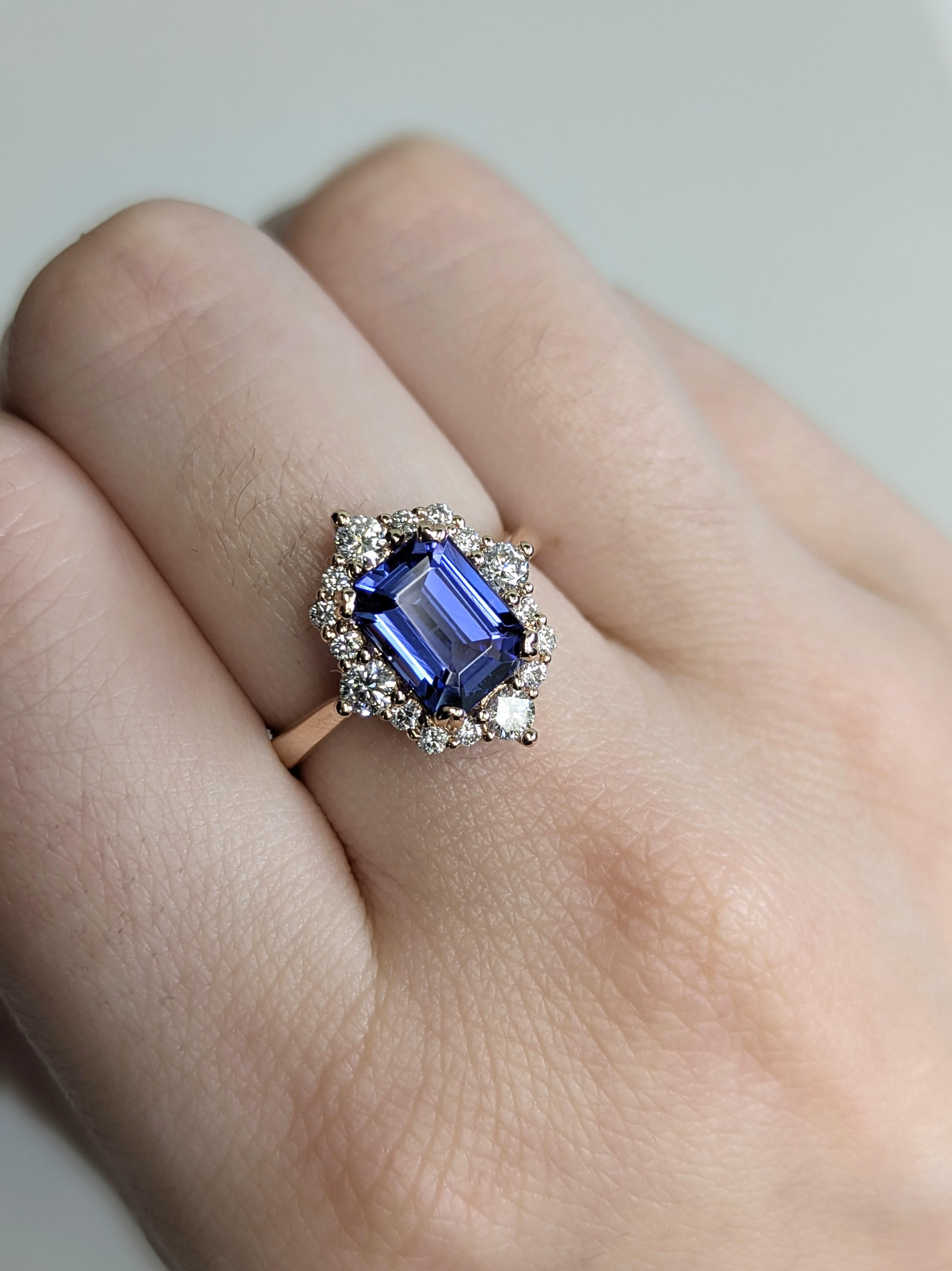 Célébrez votre amour avec cette exquise bague de fiançailles en tanzanite de 1,62 carat de taille émeraude. Sertie dans de l'or rose massif 14 carats, la Tanzanite bleu-violet est entourée d'un éblouissant halo de diamants extraits de la terre,
