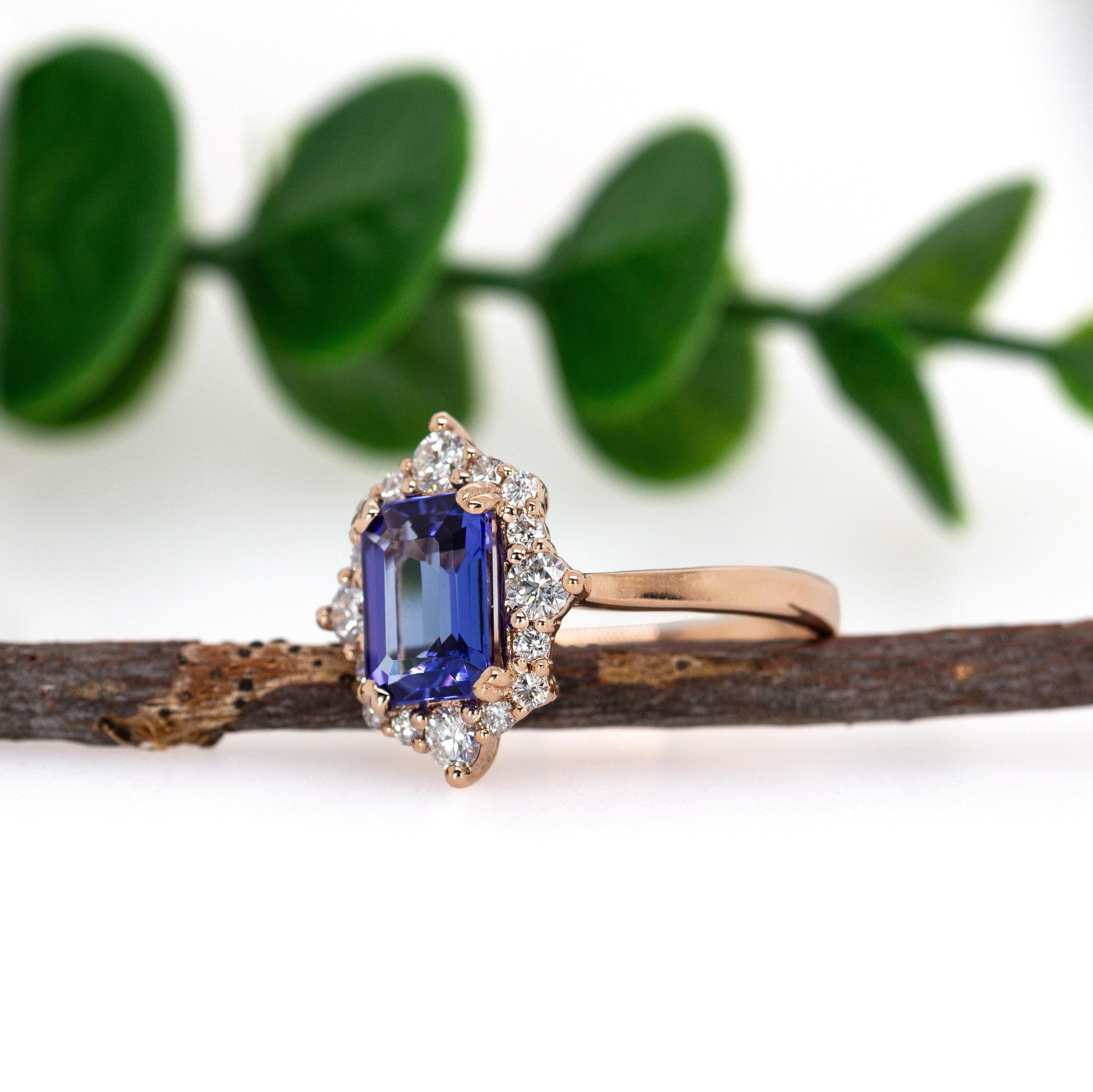 Taille émeraude 8x6mm, 1.6cts Bague Tanzanite avec Halo diamant en or rose massif 14K en vente
