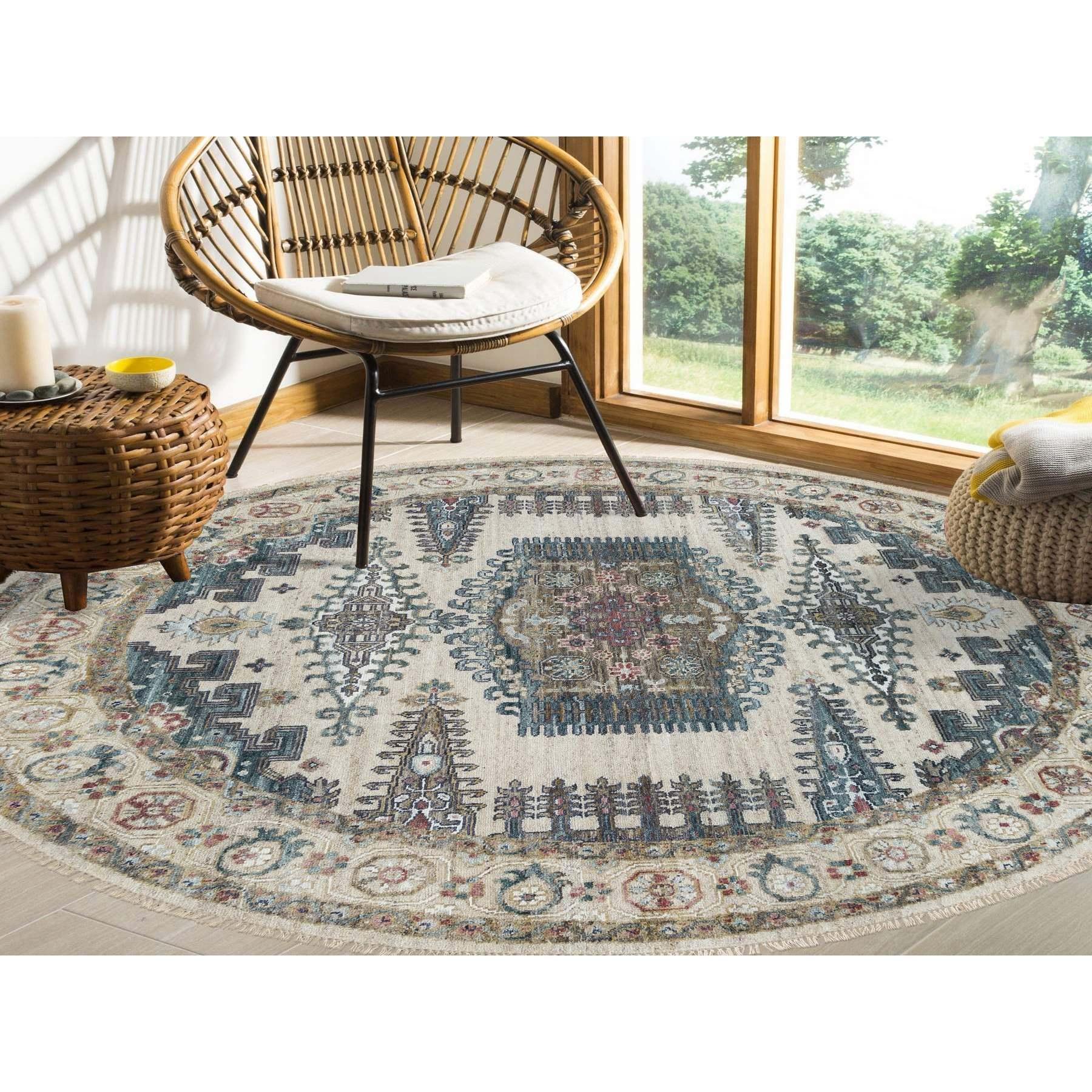Si tratta di un autentico tappeto orientale Reimagined Persian Viss Design, in pura lana, annodato a mano. È stato annodato per mesi e mesi con tecniche di tessitura secolari da esperti artigiani.
Materiali primari: Lana
Lattice: No Pile 
altezza: