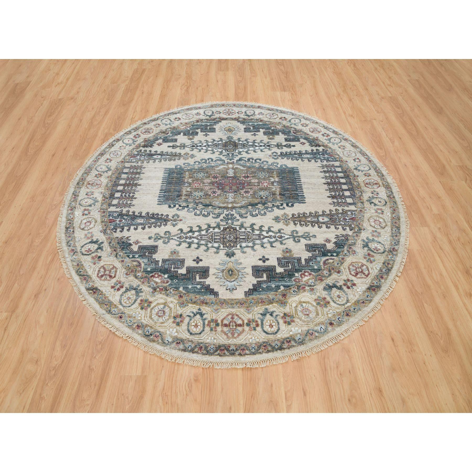 Tribale 8'x8' Alabastro Avorio Lana Reimagined Viss Design annodato a mano Tappeto rotondo in vendita