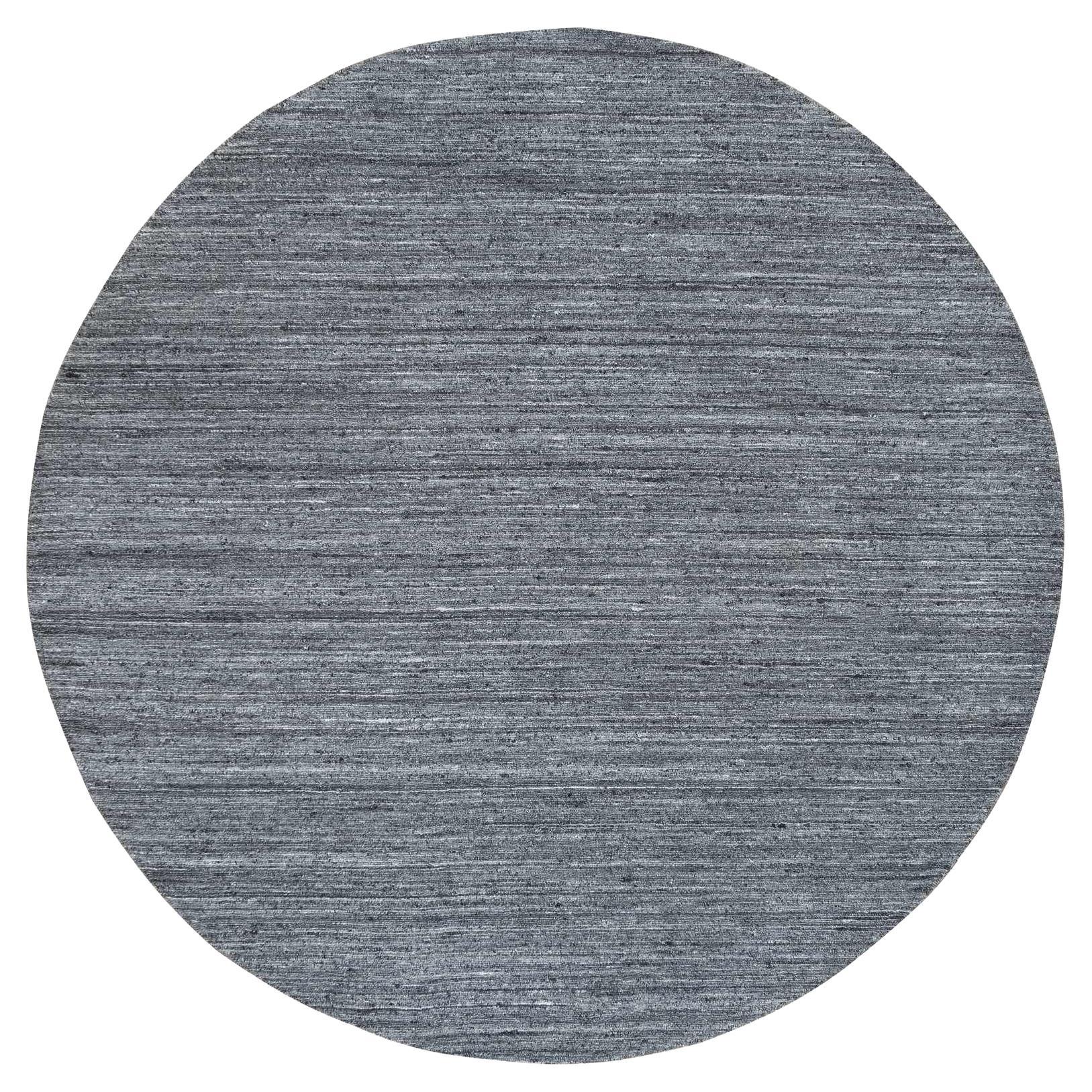 8
x8
 Arsenic Gray, Modernes Striae Design, Wolle handgeknüpft, Runder Teppich im Angebot