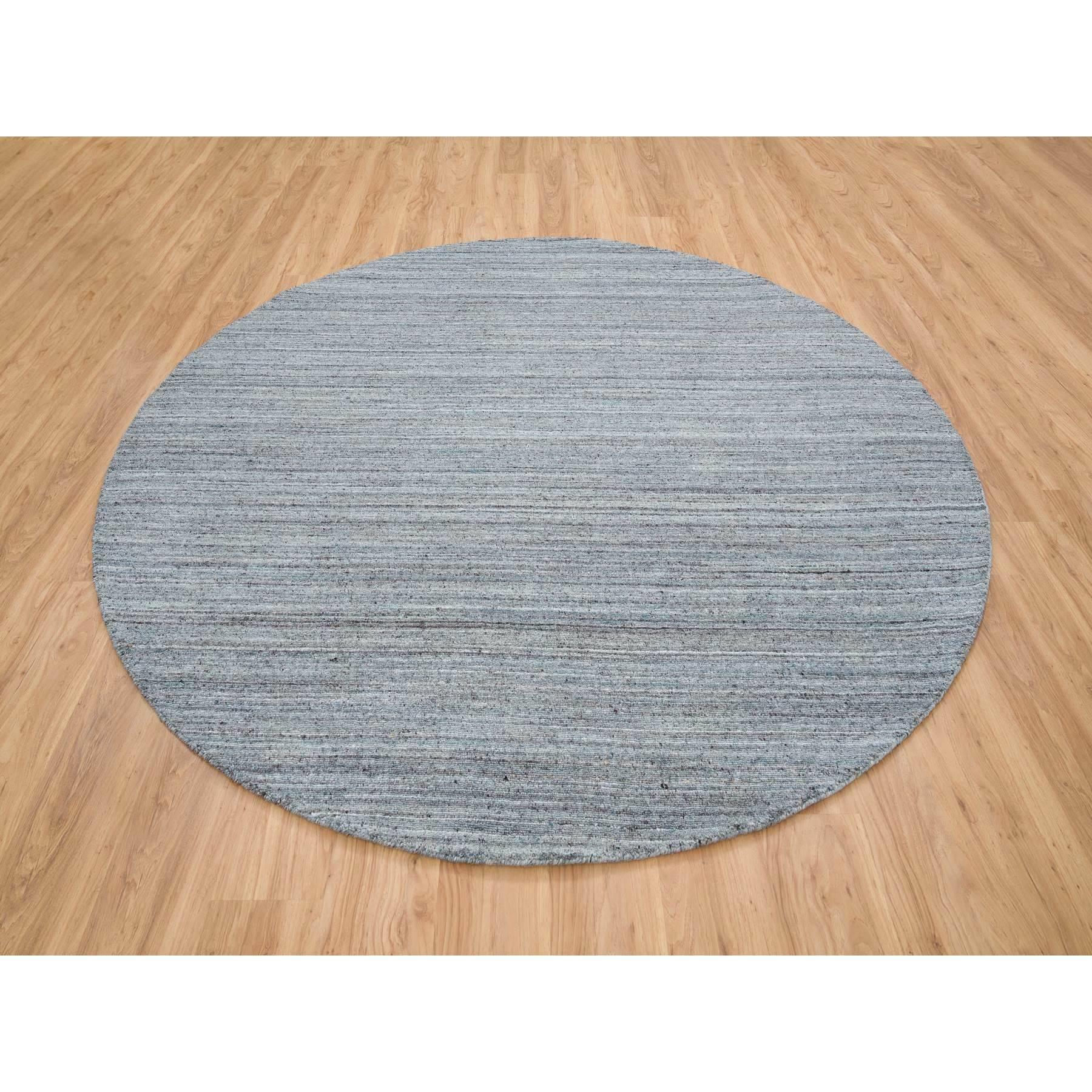 Dies ist eine wirklich echte one-of-a-kind Arsenic Gray, Modern Striae Design, alle Wolle Hand Loomed Soft Pile, Round Oriental Rug
Primäre MATERIALIEN: Wolle
Latex: Kein Flor 
Höhe: 0,25 Zoll
Stil: Lässig
Grundfarbe: Grau
Sekundärfarben: