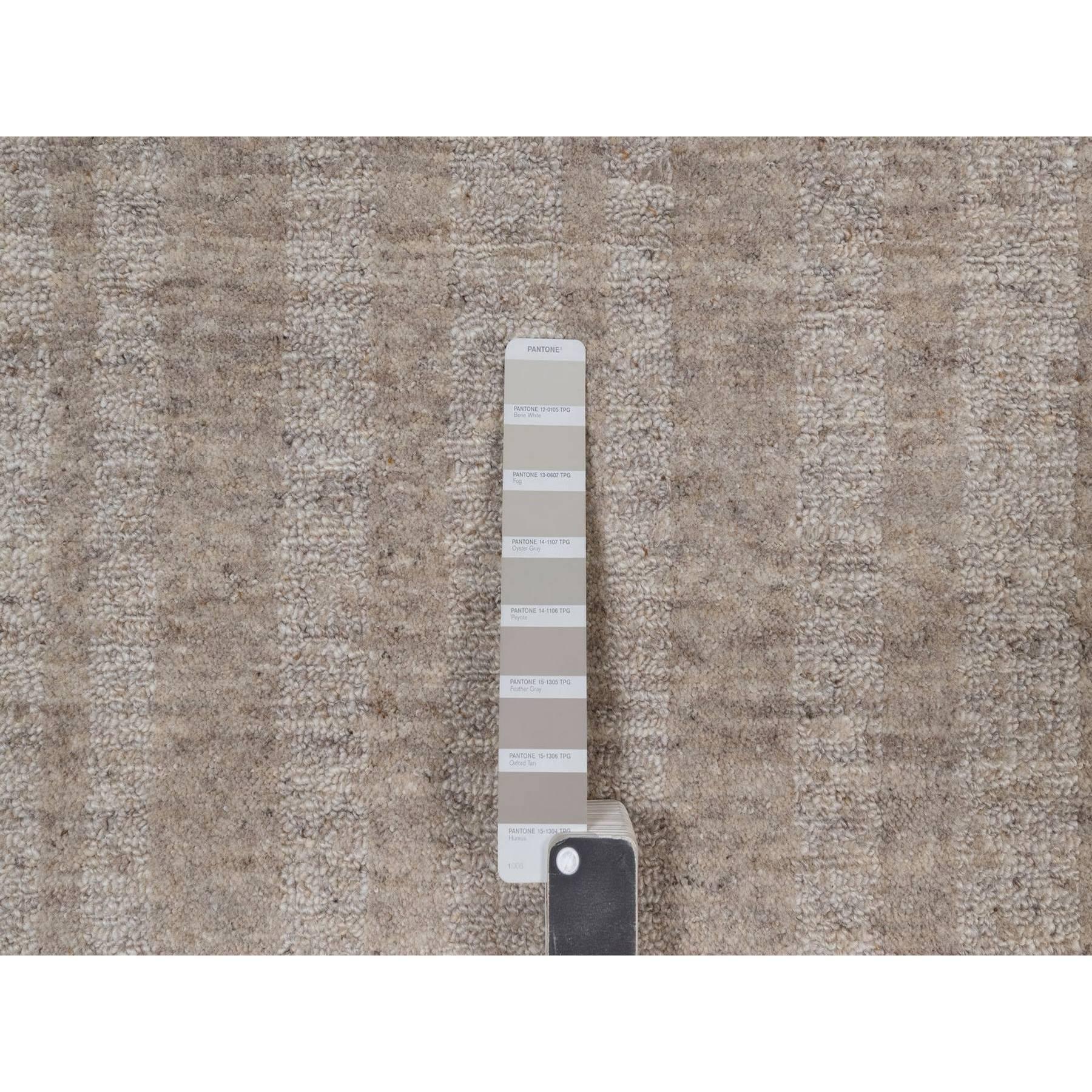 8'x8' Biber Brauner Salz und Pfeffer Effekt Handgewobener Rundteppich aus natürlicher Wolle (21. Jahrhundert und zeitgenössisch) im Angebot