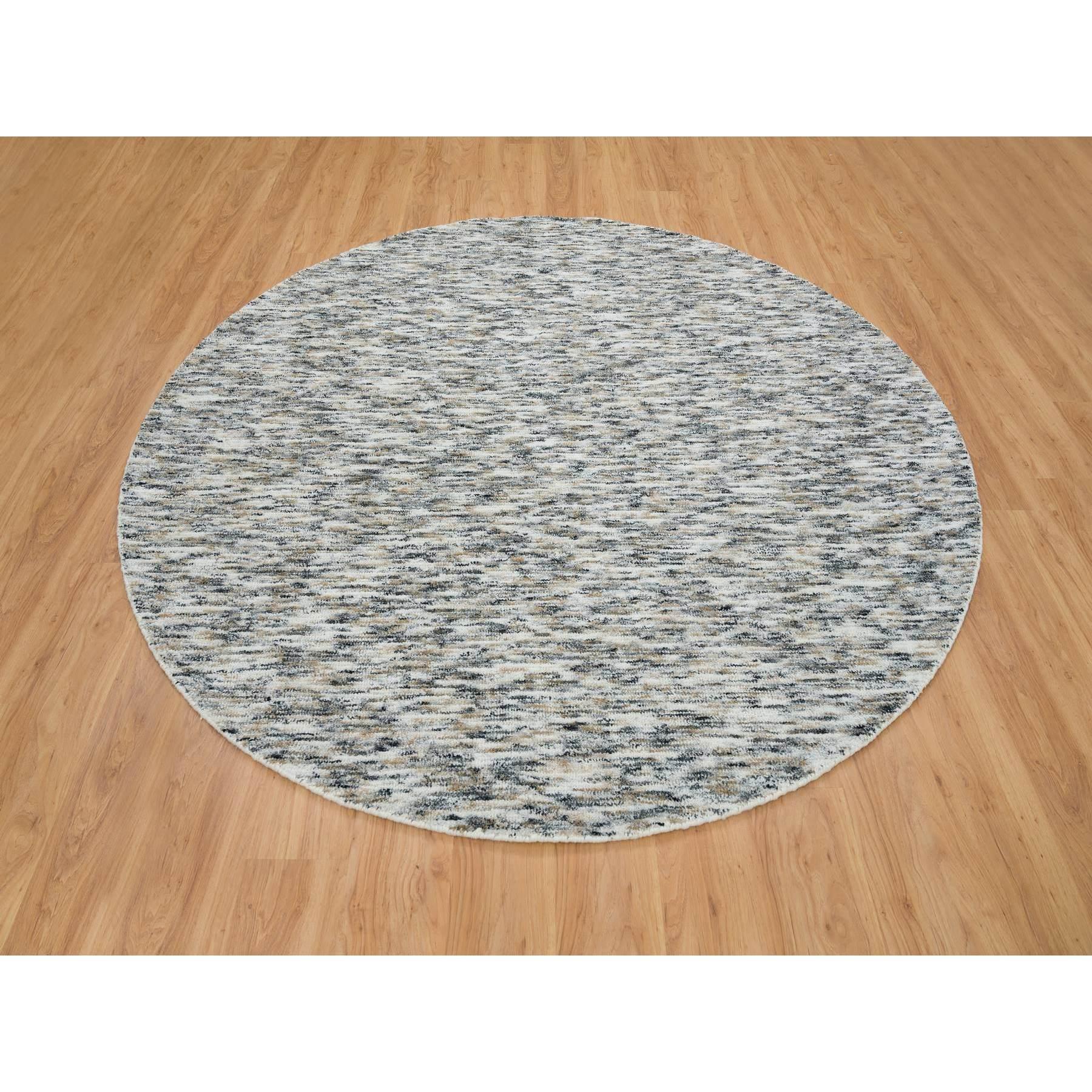 Erdtöne, Reine Wolle, Handgeknüpft, Modernes Striae Design, Weich im Griff Runder Orientteppich
Primäre MATERIALIEN: Wolle
Latex: Kein Flor 
Höhe: 0,25 Zoll
Stil: Lässig
Grundfarbe: Beige
Sekundäre Farben: Schwarz, Elfenbein, Braun, Creme
Muster: