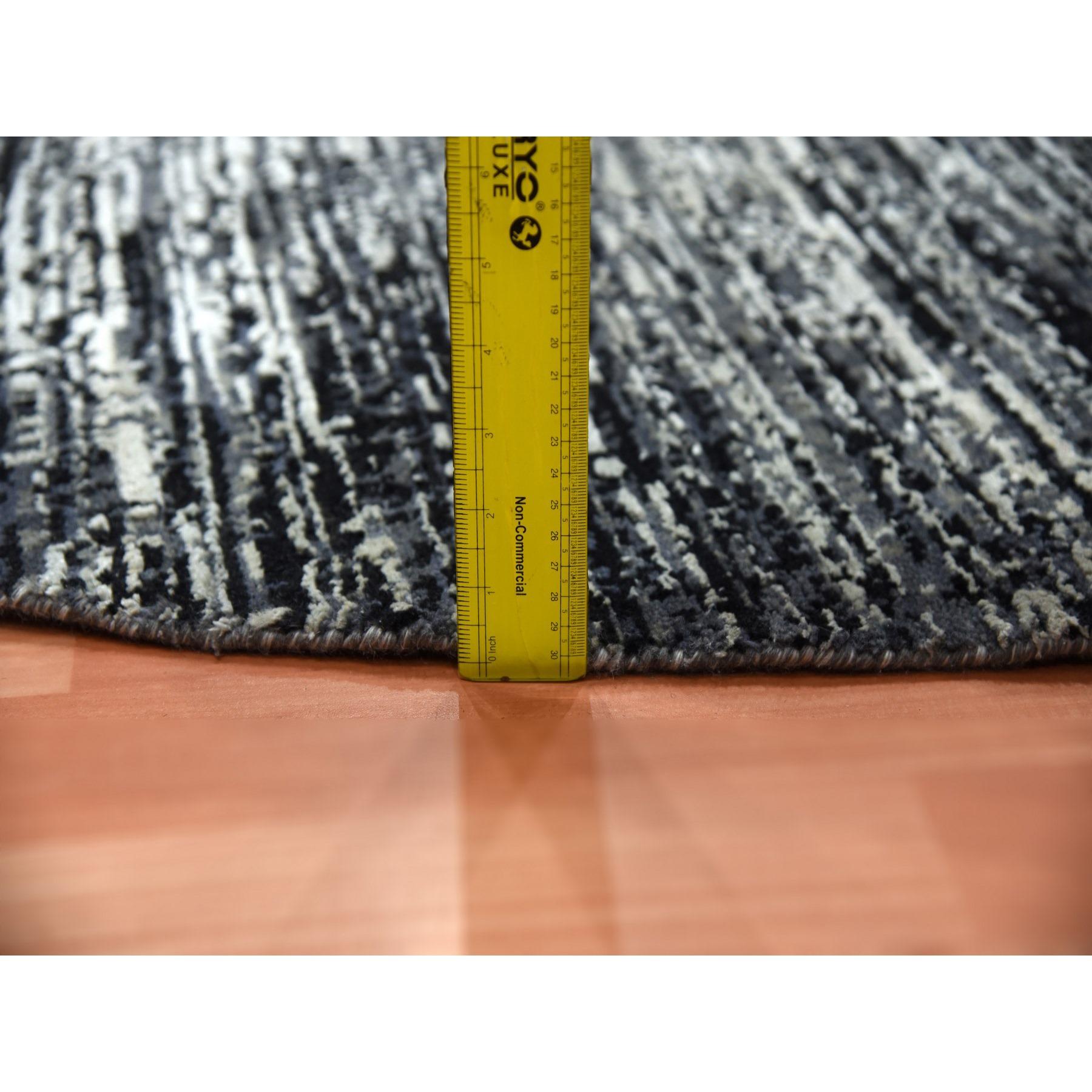 8'x8' Schwarz, Striae Design, Wolle und Seide Handgeknüpft Runde Orientteppich im Angebot 5