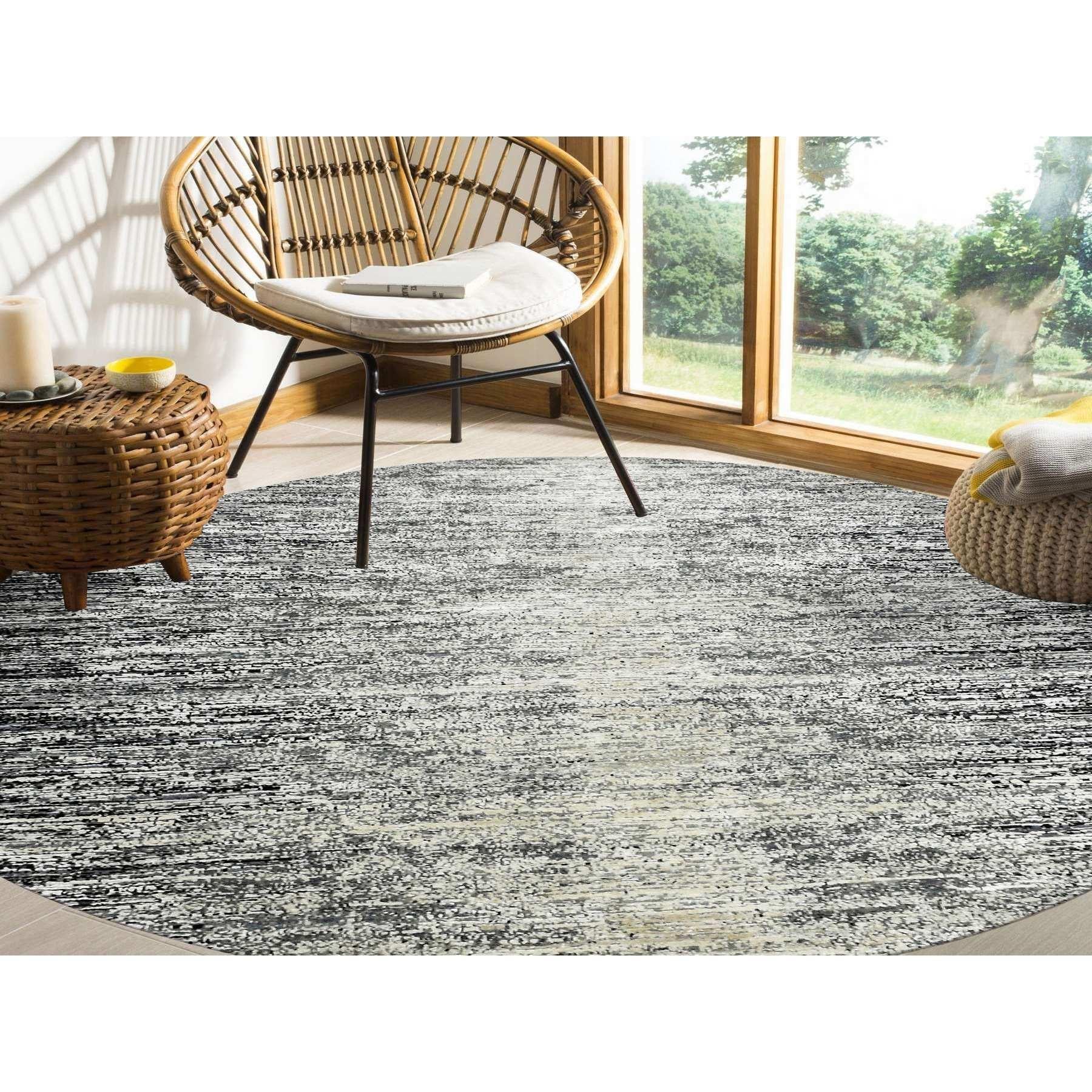 Schwarz mit Grautönen, Streifendesign, Wolle und reine Seide, handgeknüpft, runder Orientteppich
Primäre MATERIALIEN: Wolle & Seide
Latex: Kein Flor 
Höhe: 0,25 Zoll 
Stil: Transitional
Grundfarbe: Schwarz
Sekundärfarben: Elfenbein,