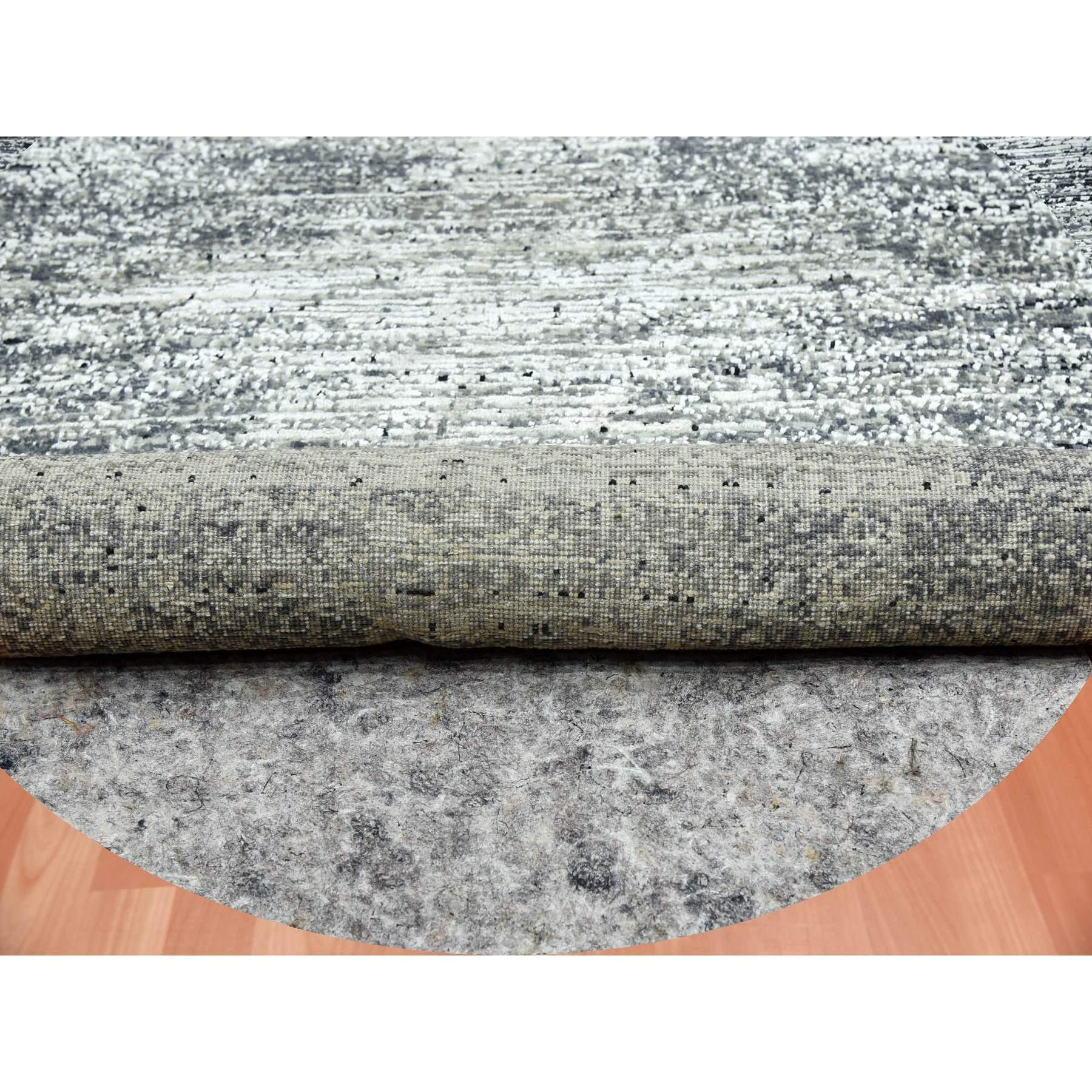 8'x8' Schwarz, Striae Design, Wolle und Seide Handgeknüpft Runde Orientteppich im Zustand „Neu“ im Angebot in Carlstadt, NJ