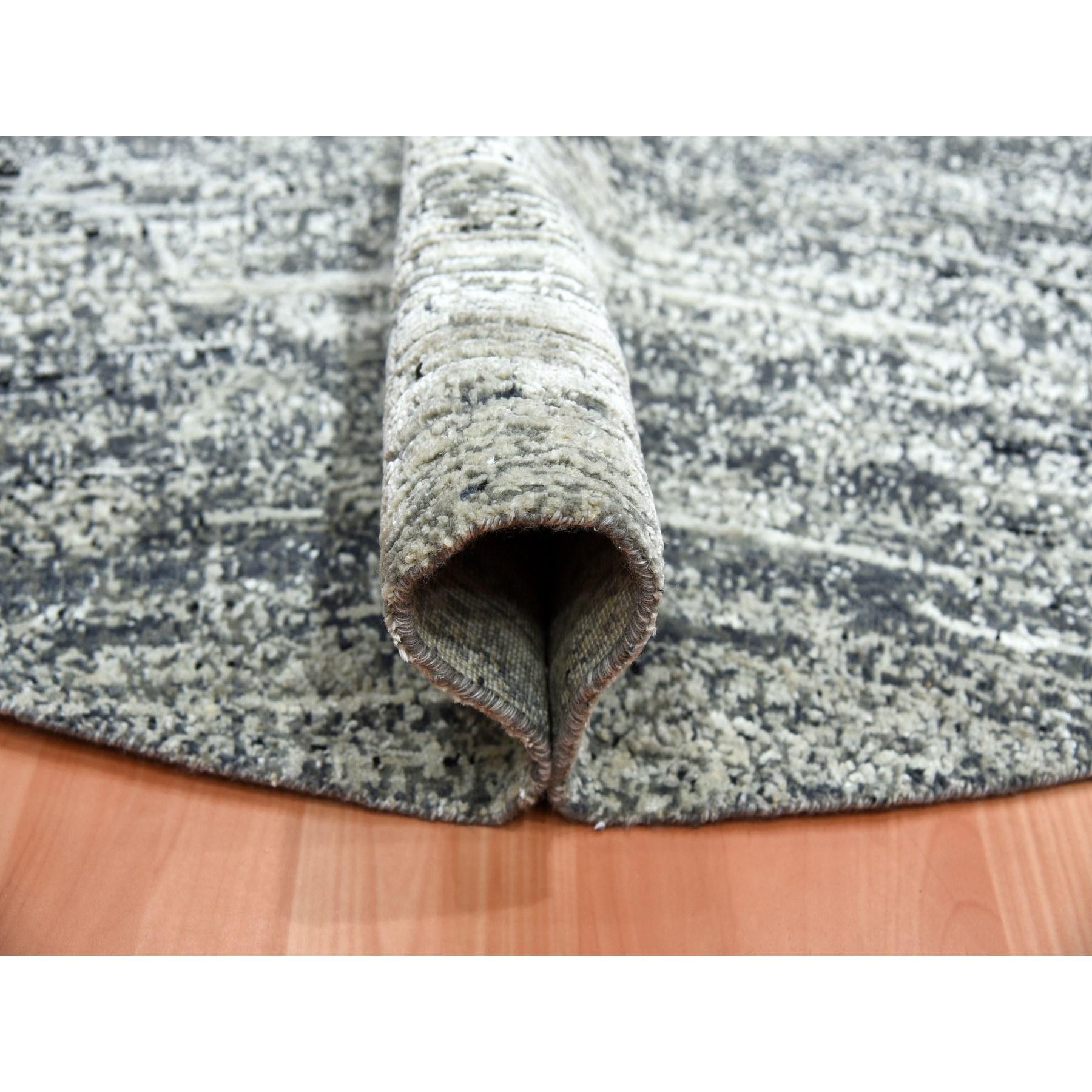 8'x8' Schwarz, Striae Design, Wolle und Seide Handgeknüpft Runde Orientteppich (21. Jahrhundert und zeitgenössisch) im Angebot