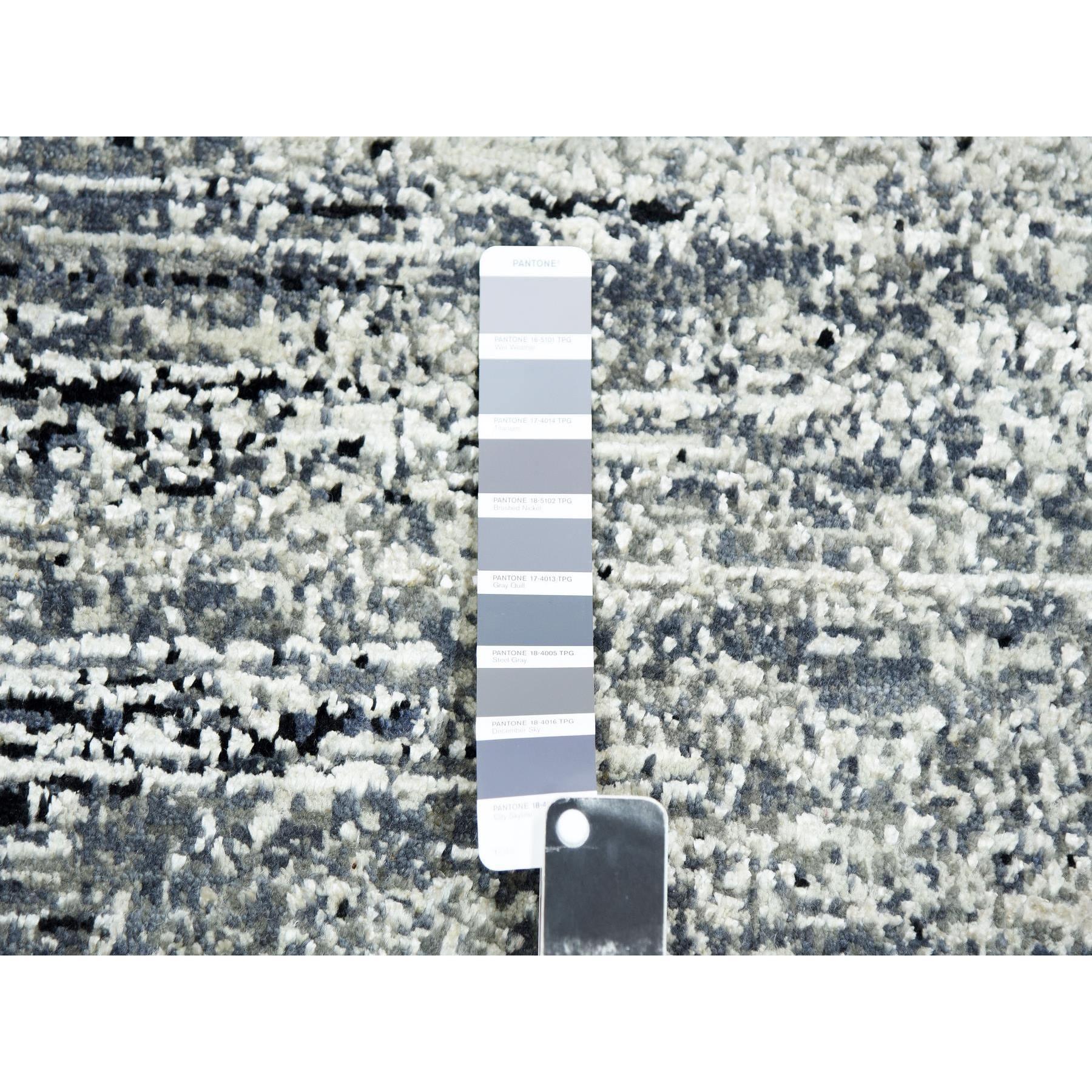 8'x8' Schwarz, Striae Design, Wolle und Seide Handgeknüpft Runde Orientteppich im Angebot 2