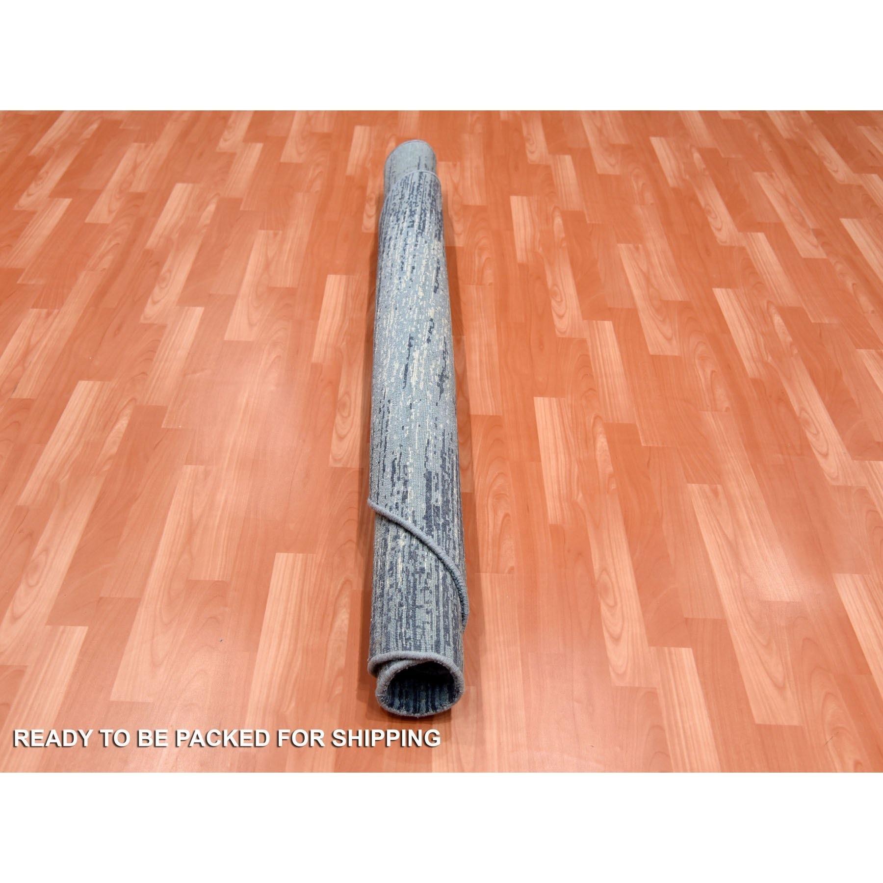 Hand-Knotted 8'x8' Blue with Ivory Hand Knotted Horizontal Ombre Design Pure Wool Round Rug For Sale