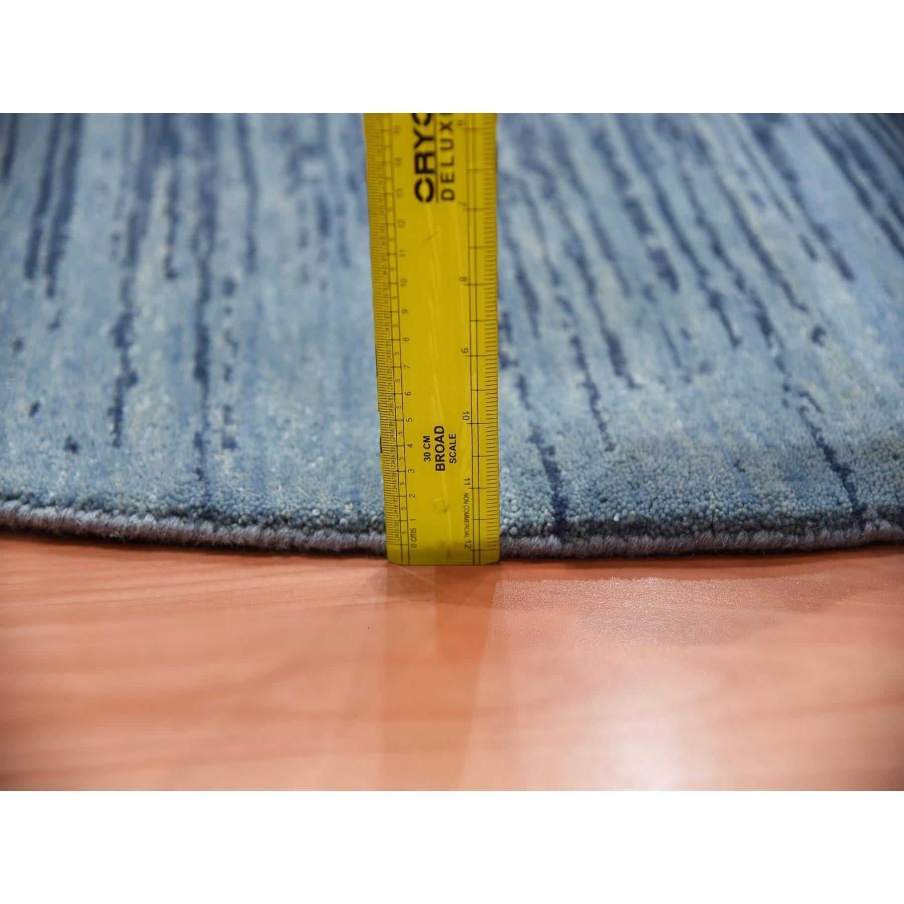 8'x8' Blue with Ivory Hand Knotted Horizontal Ombre Design Pure Wool Round Rug In New Condition For Sale In Carlstadt, NJ