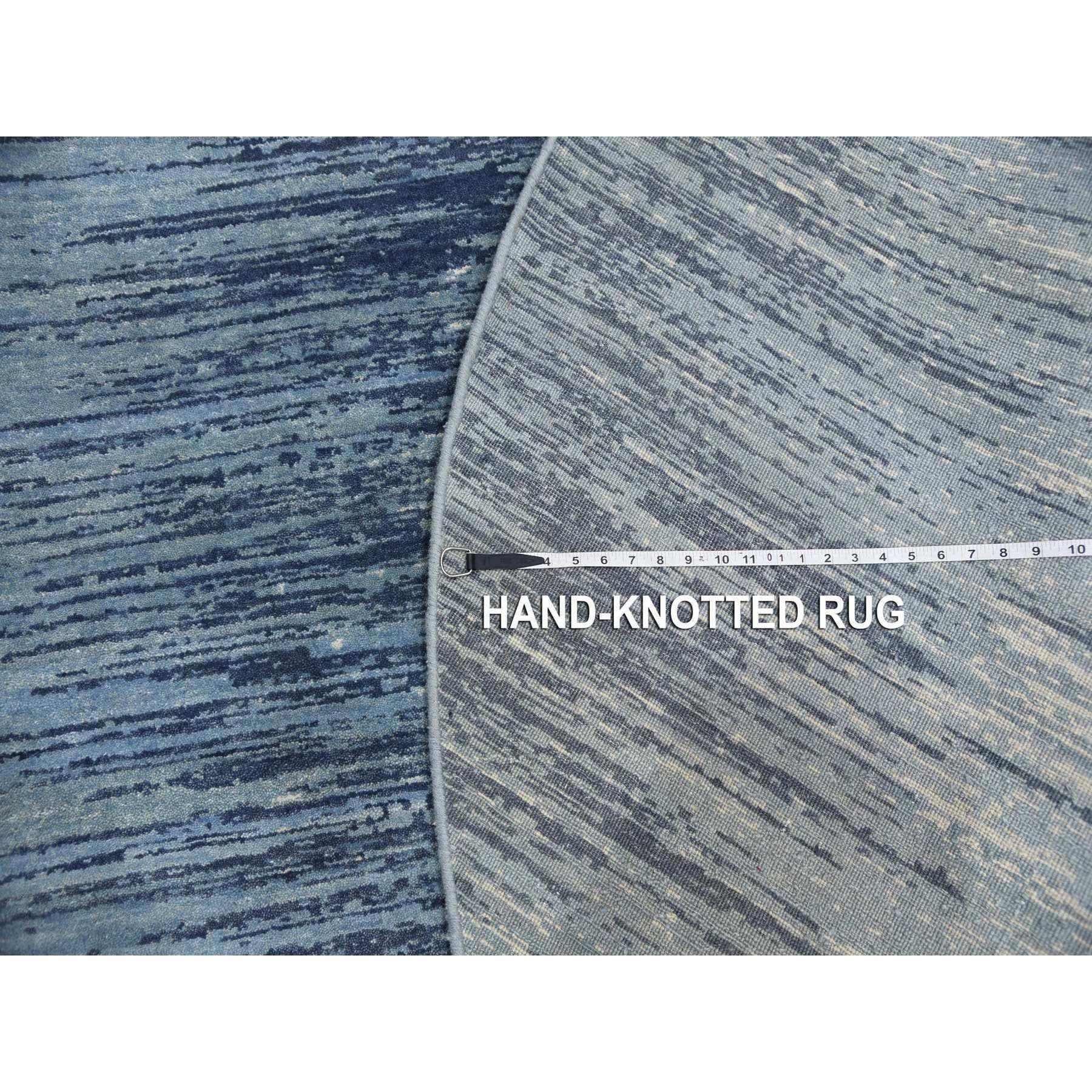 Contemporary 8'x8' Blue with Ivory Hand Knotted Horizontal Ombre Design Pure Wool Round Rug For Sale