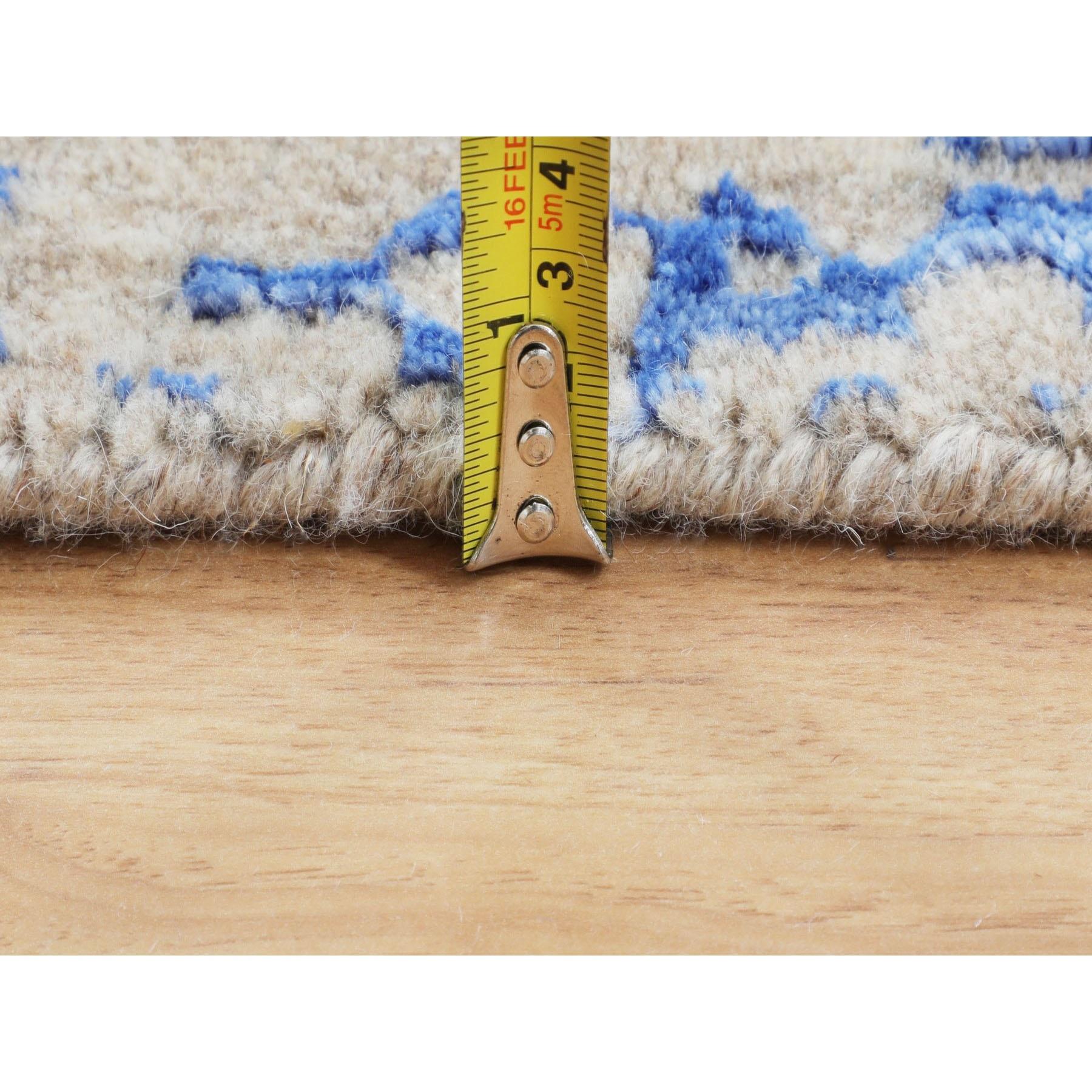 8'x8' Blauer handgefalteter runder Teppich aus Wolle und Seide im Mamluk-Design aus Jacquard im Angebot 4