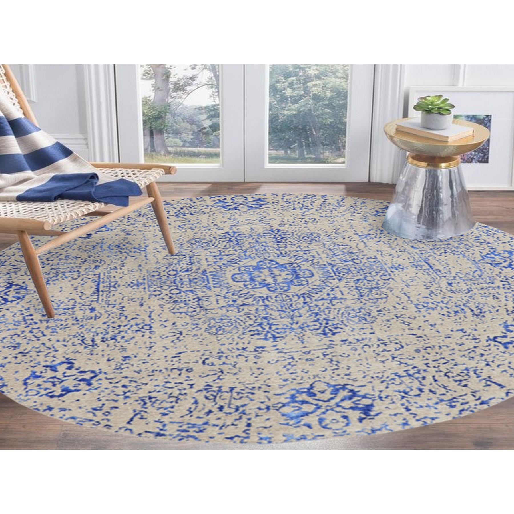 Dies ist eine wirklich echte one-of-a-kind Blaue Wolle und Seide Mamluken Design Jacquard Hand Loomed Round Rug. Es wurde monatelang von erfahrenen Handwerkern in der jahrhundertealten persischen Webtechnik gewebt.
Primäre MATERIALIEN: Wolle &