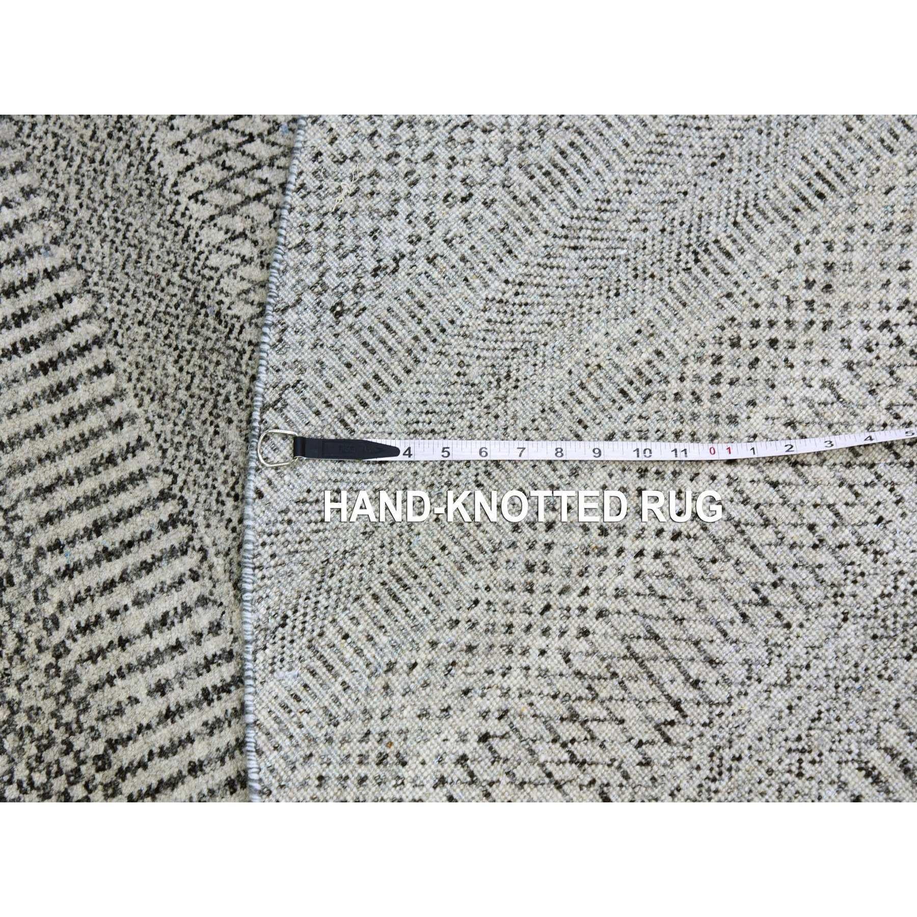 8'x8' Hellgrauer handgeknüpfter, runder, reiner, unbefärbter Wollteppich mit Grasmuster im Angebot 3