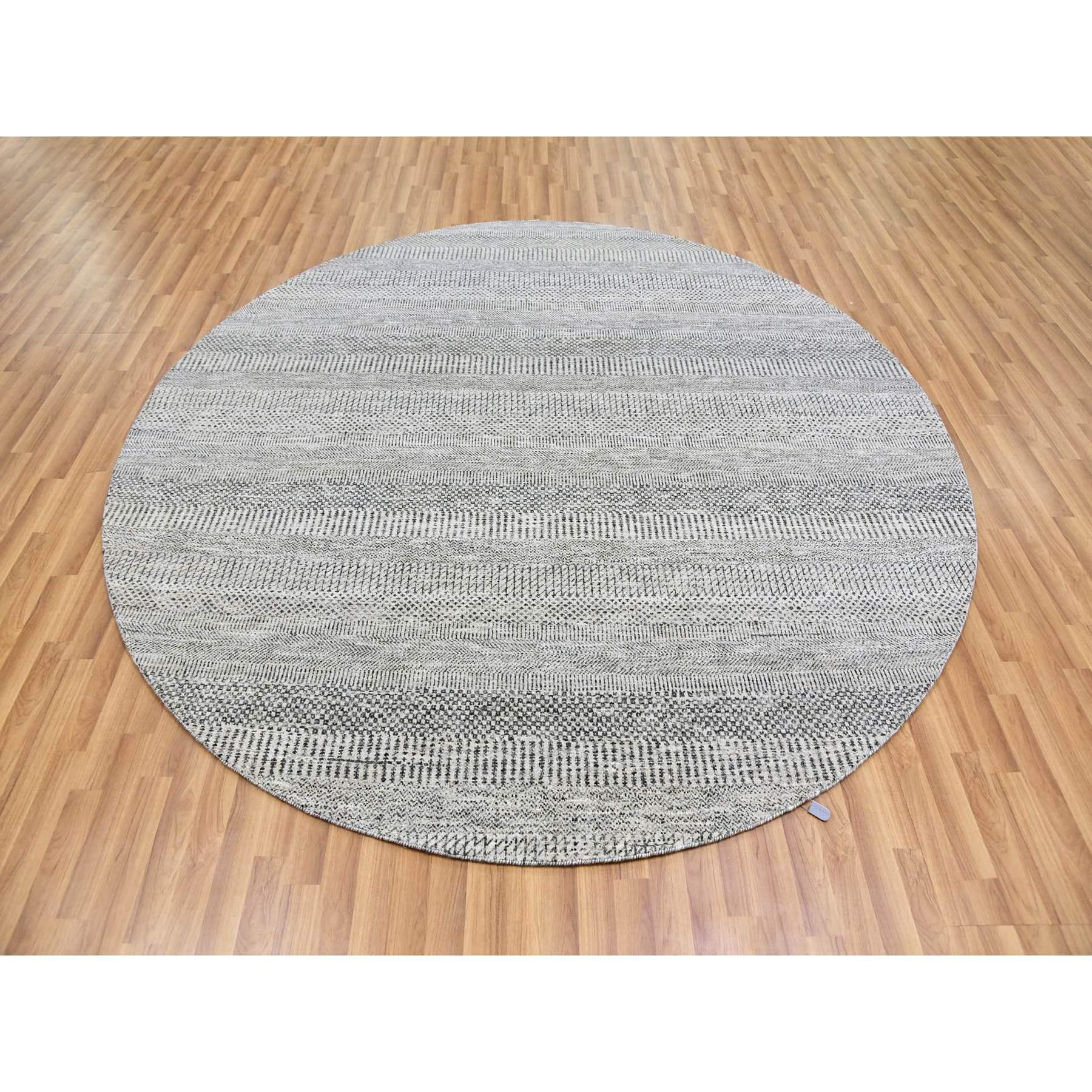 Dies ist eine wirklich echte one-of-a-kind Undyed 100% Wolle, Ton in Ton, Modern Grass Design, handgeknüpft, Orientteppich. Es wurde monatelang in jahrhundertealten Webtechniken von Kunsthandwerkern geknüpft.
Primäre MATERIALIEN: Wolle
Latex: Kein
