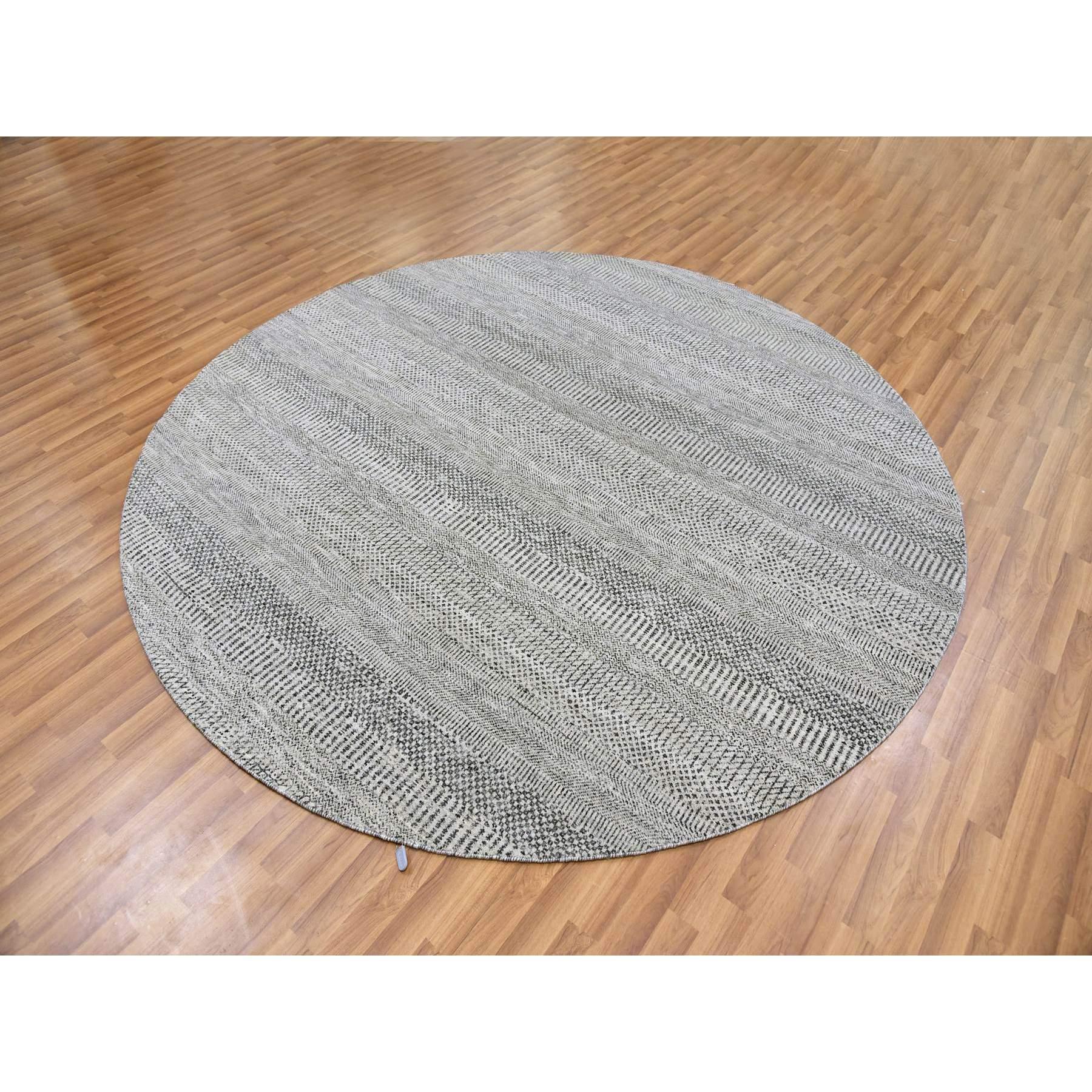 8'x8' Hellgrauer handgeknüpfter, runder, reiner, unbefärbter Wollteppich mit Grasmuster (Moderne) im Angebot