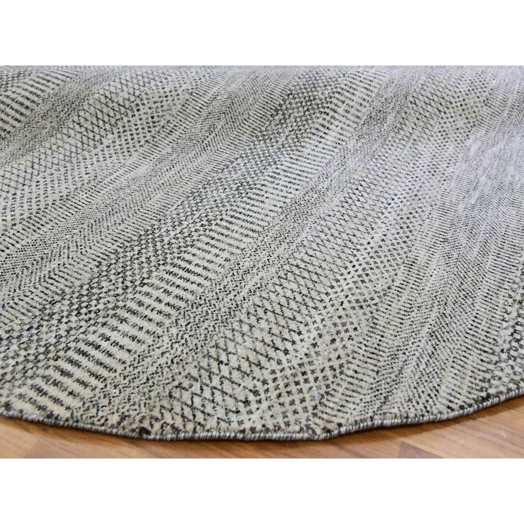 8'x8' Hellgrauer handgeknüpfter, runder, reiner, unbefärbter Wollteppich mit Grasmuster im Zustand „Neu“ im Angebot in Carlstadt, NJ
