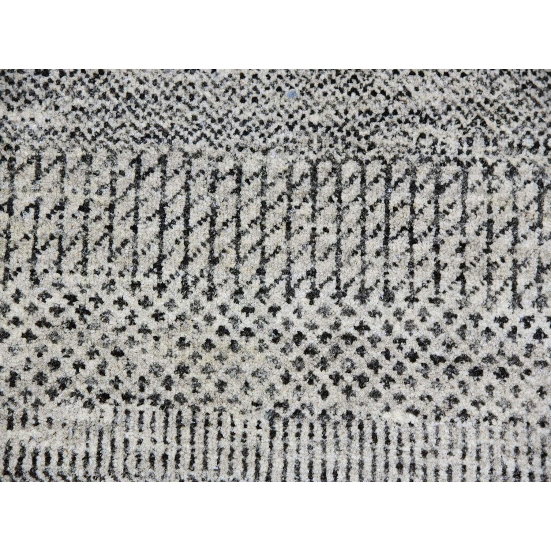 8'x8' Hellgrauer handgeknüpfter, runder, reiner, unbefärbter Wollteppich mit Grasmuster (Wolle) im Angebot