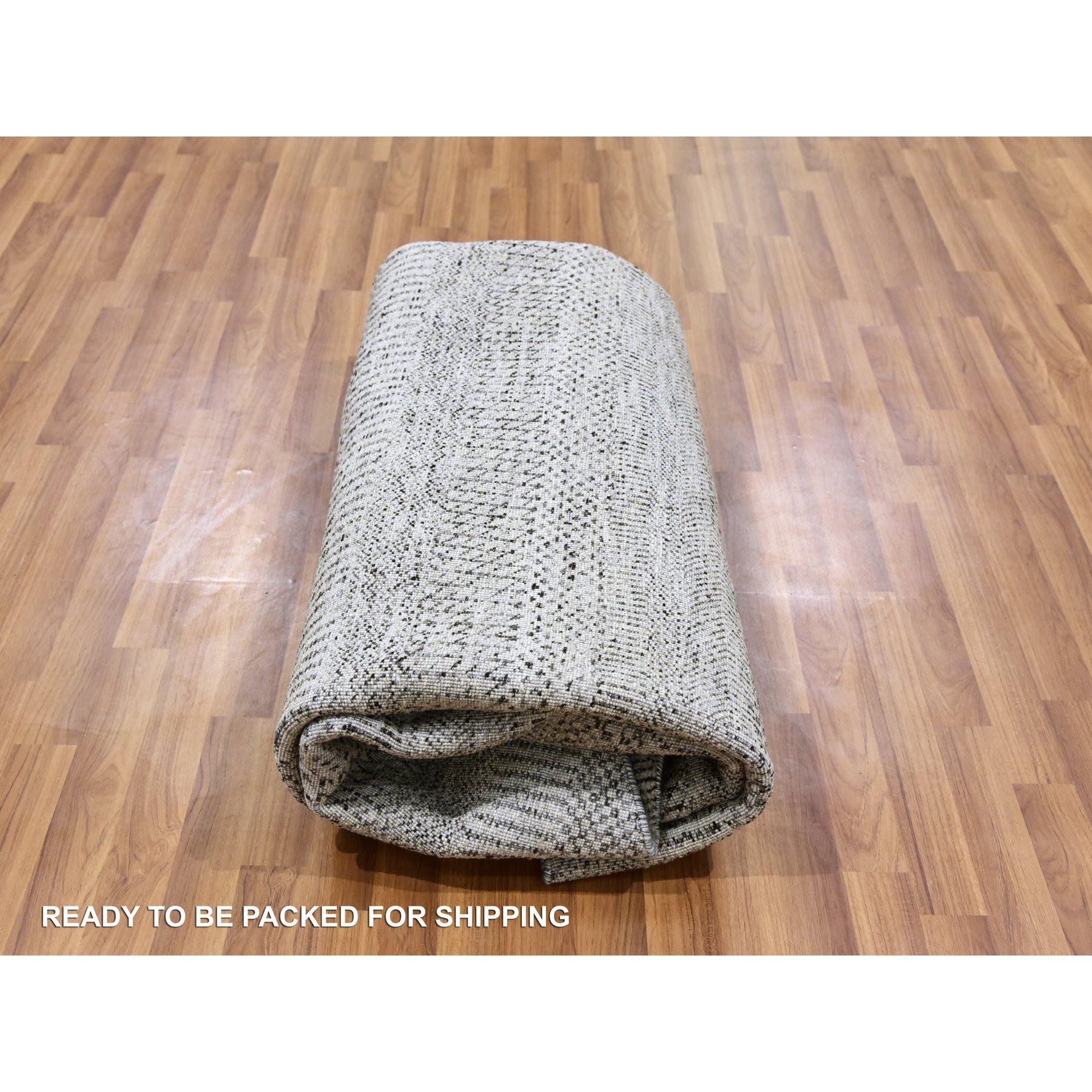 8'x8' Hellgrauer handgeknüpfter, runder, reiner, unbefärbter Wollteppich mit Grasmuster im Angebot 1