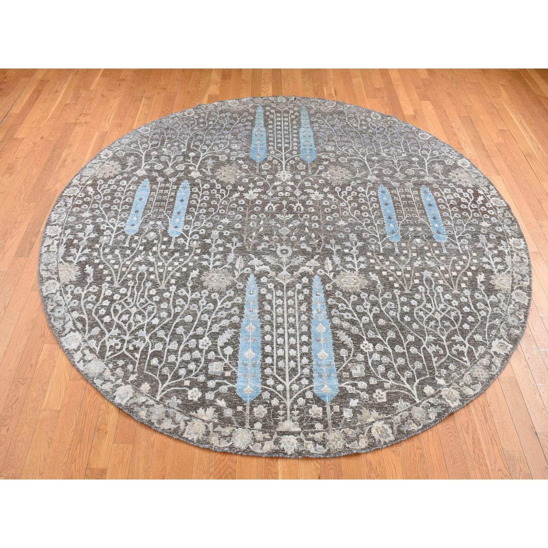 Bistre Braun, Handgeknüpft, Zypressenmuster, Seide mit texturierter Wolle, Runder Orientteppich
Primäre MATERIALIEN: Wolle & Seide
Latex: Kein Flor 
Höhe: 0,25 Zoll
Stil: Transitional
Grundfarbe: Braun
Sekundärfarben: Elfenbein, Blau, Grau
Muster: