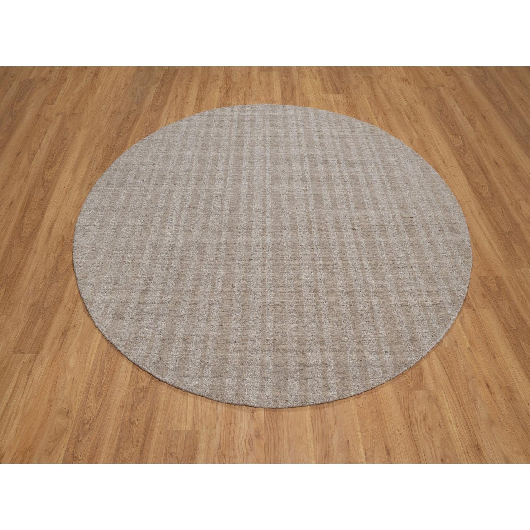 Hellbraun, Salz- und Pfeffereffekt mit Streifenmuster, Handgeknüpft, Ungefärbte Naturwolle, Rund, Orientteppich
Primäre MATERIALIEN: Wolle
Latex: Kein Flor 
Höhe: 0,25 Zoll
Stil: AM Contemporary
Grundfarbe: Braun
Sekundärfarben: Keine
Muster: