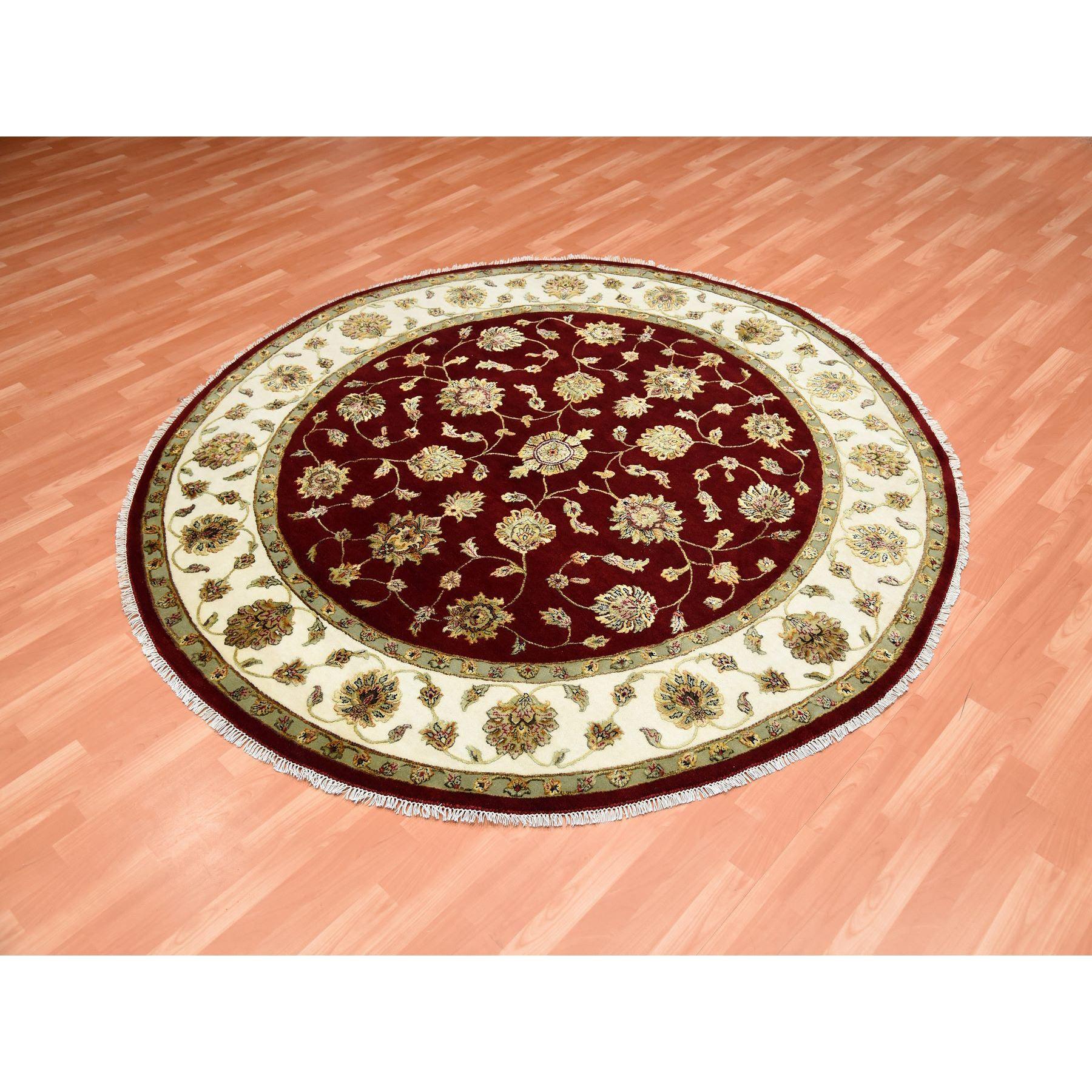 Indiano Tappeto rotondo 8'x8' rosso borgogna, lana e seta annodato a mano, design Rajasthan in vendita