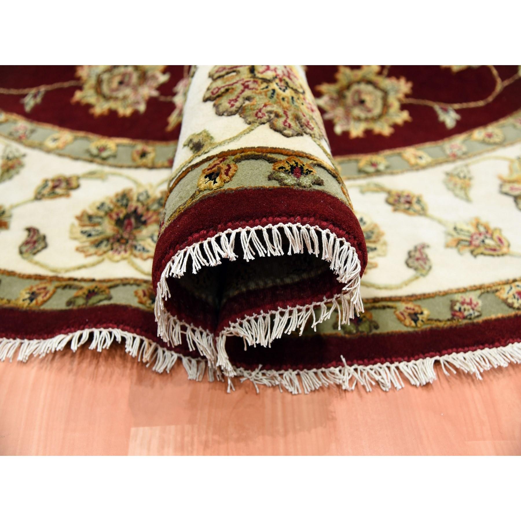 Tappeto rotondo 8'x8' rosso borgogna, lana e seta annodato a mano, design Rajasthan In condizioni Nuovo in vendita a Carlstadt, NJ