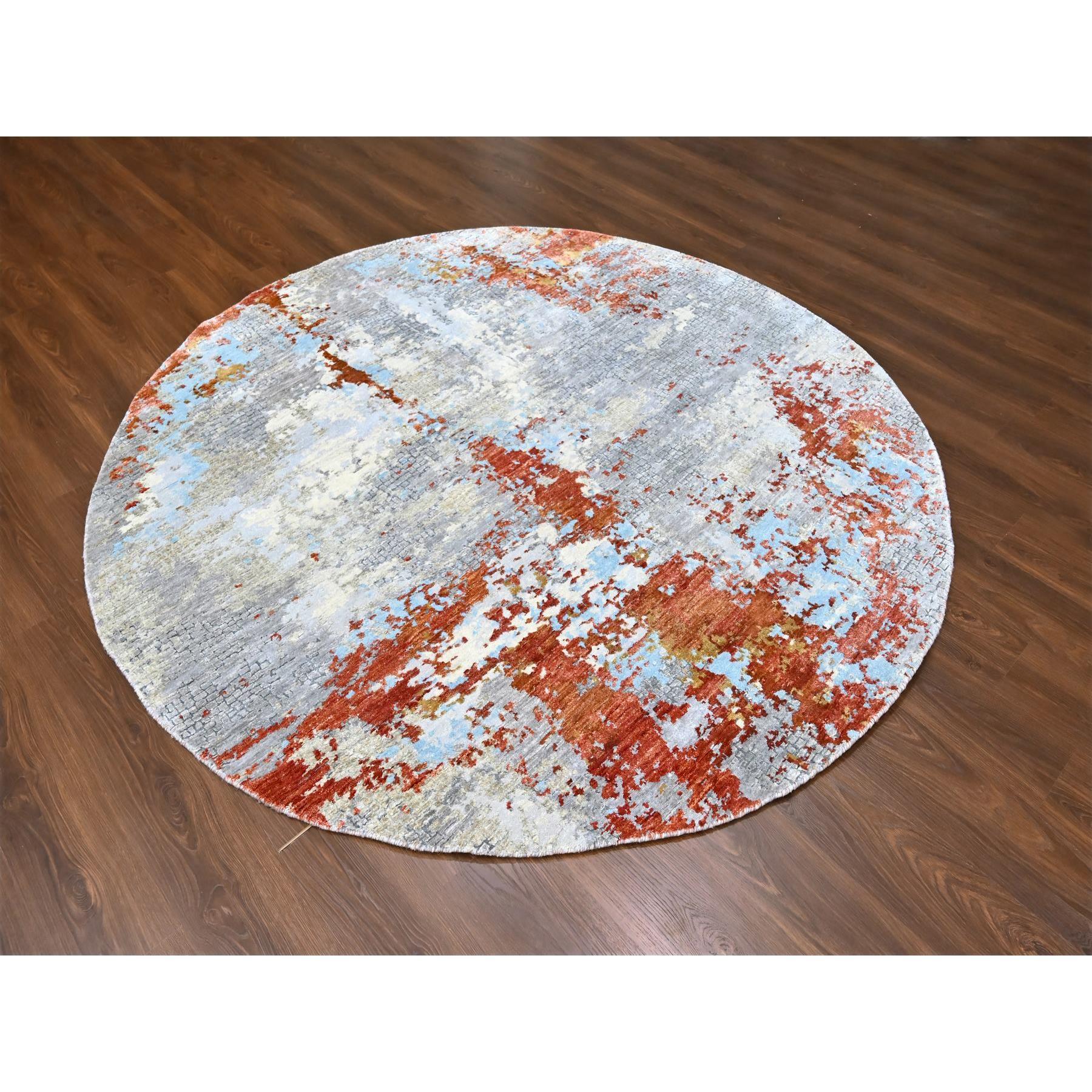 Orange brûlé et gris nuage, abstrait avec motif de mosaïque de feu, laine et soie, noué à la main, rond, tapis oriental
Matériaux primaires : Laine et soie
Latex : Pas de poils 
hauteur : 0,25 pouces
Style : Contemporain 
Couleur primaire :