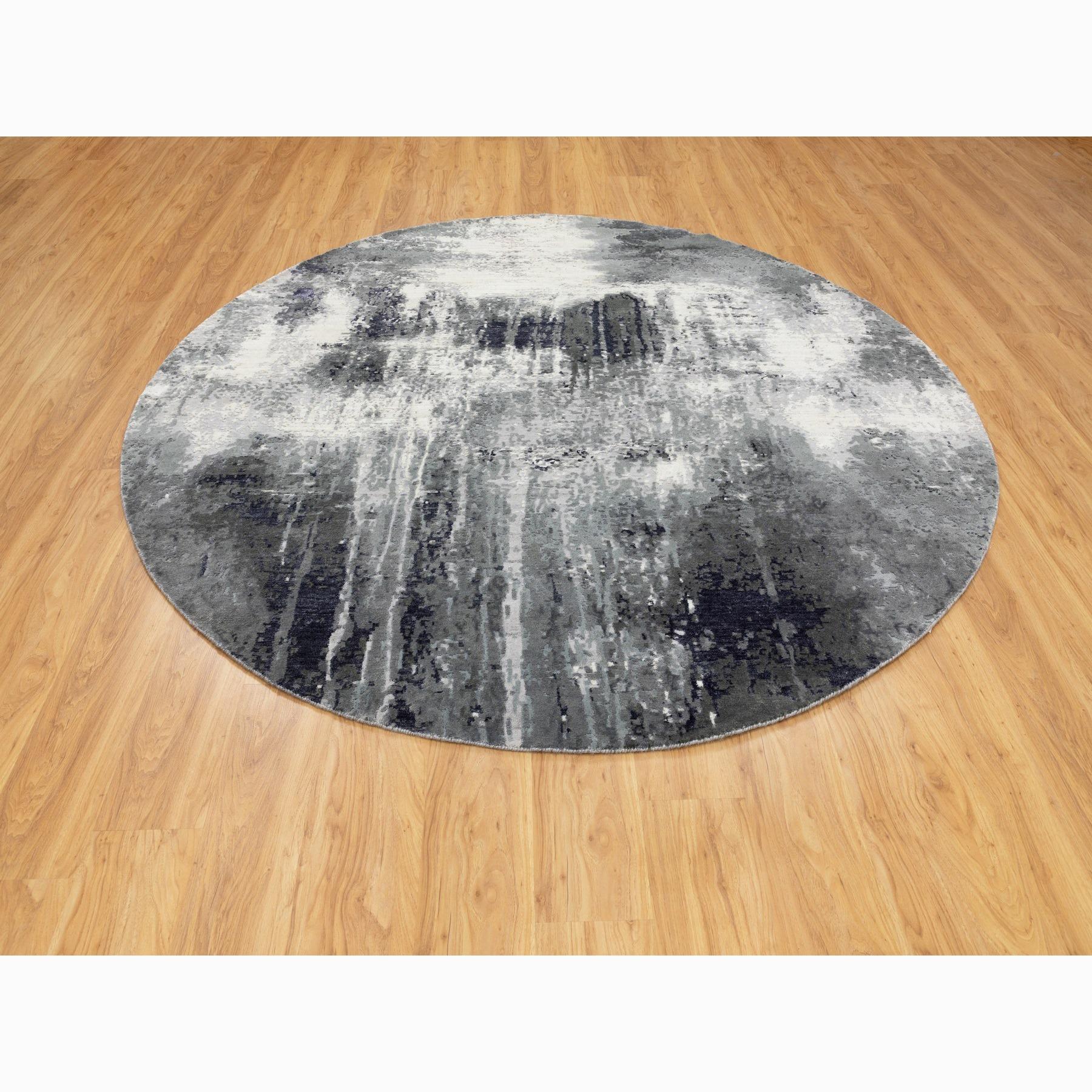 Dies ist eine wirklich echte ein-of-a-kind Charcoal Black Abstract Design Wolle und Seide Hand geknüpft Runde Orientteppich. Es wurde monatelang von erfahrenen Handwerkern in der jahrhundertealten persischen Webtechnik gewebt.
Primäre MATERIALIEN: