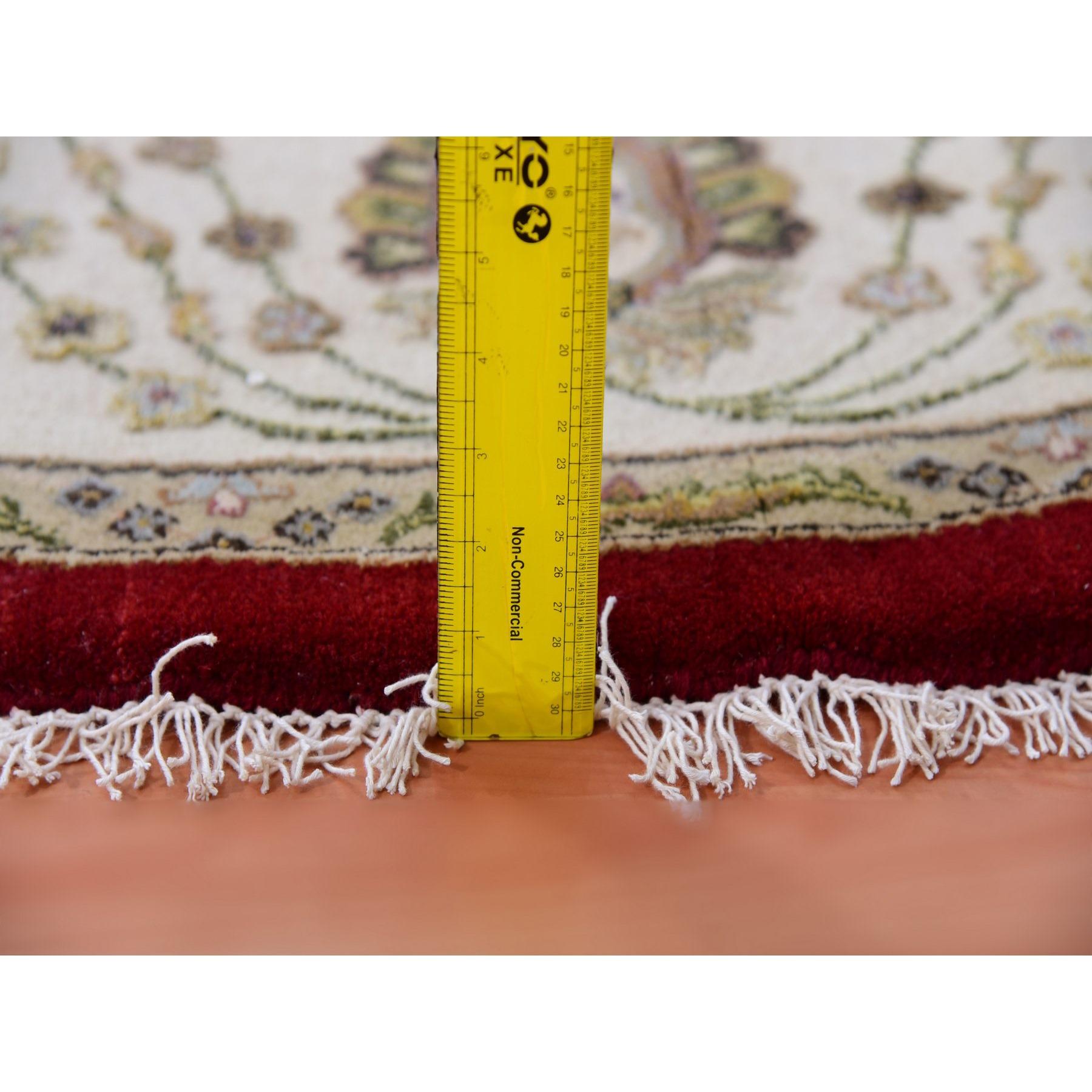 8'x8' Alfombra Oriental Redonda Anudada a Mano de Lana y Seda de Rajastán Rojo Zing Arándano en venta 3