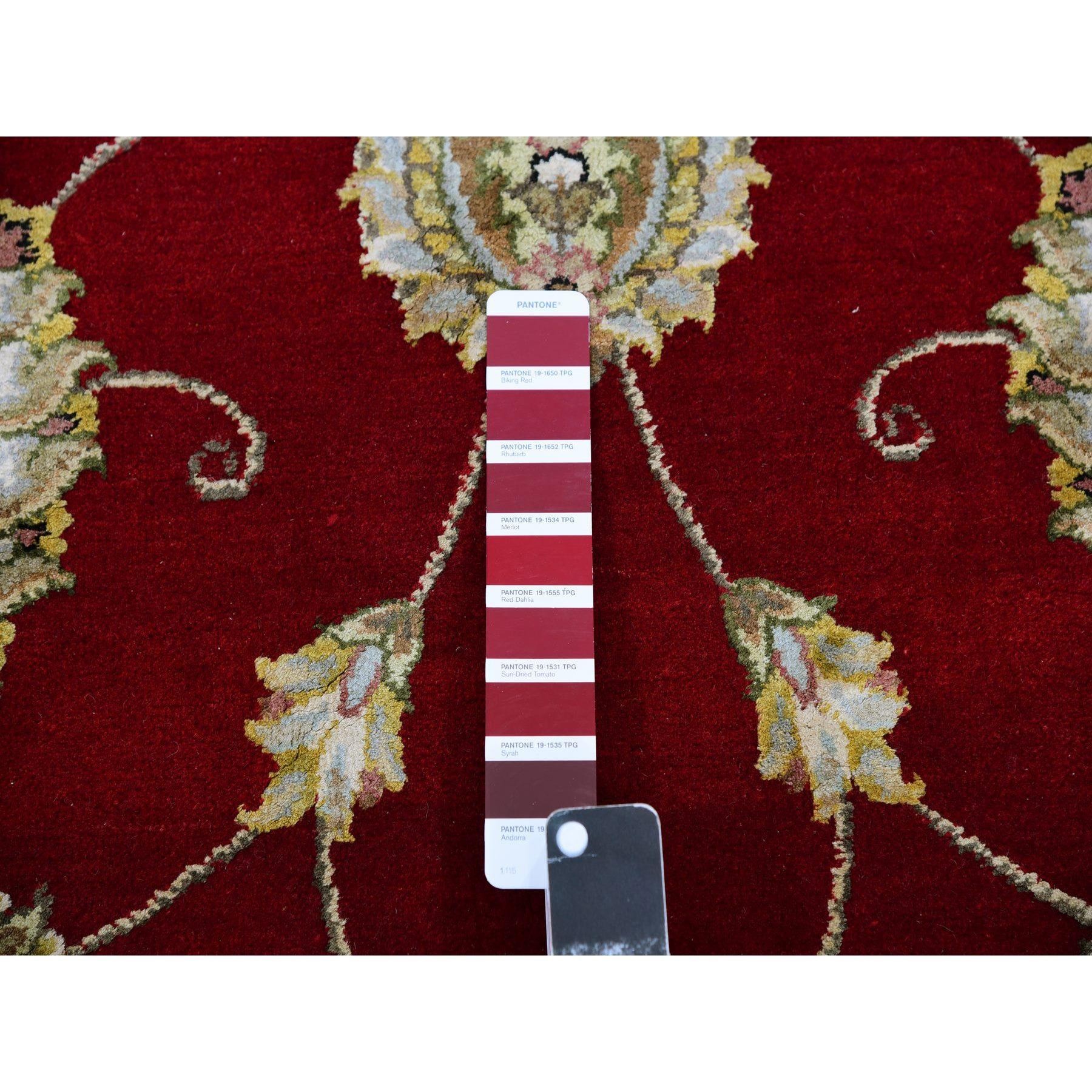 8'x8' Alfombra Oriental Redonda Anudada a Mano de Lana y Seda de Rajastán Rojo Zing Arándano Siglo XXI y contemporáneo en venta
