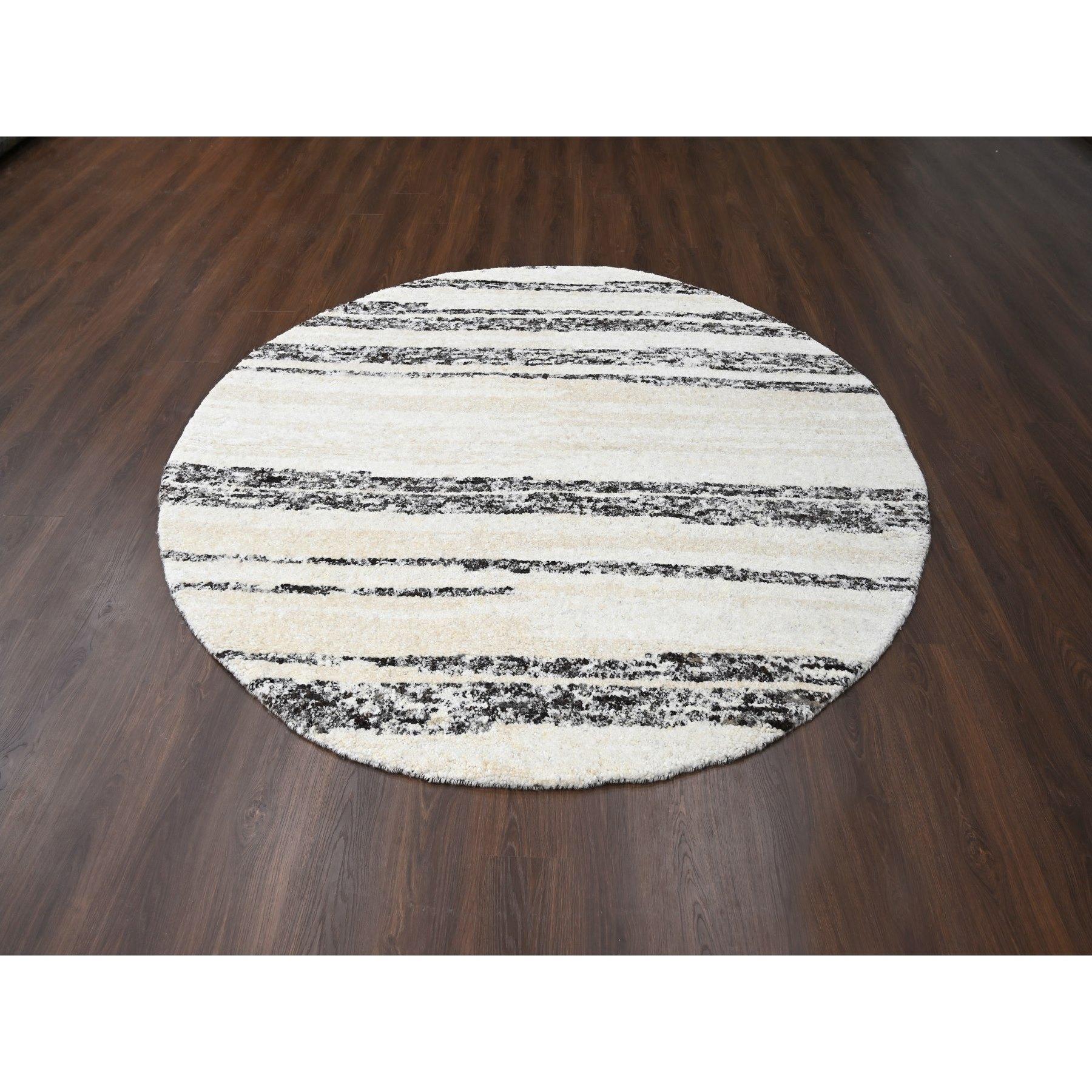 Dunkelbraun und Elfenbein, Striae Design, dick und plüschig, organische ungefärbte Wolle handgeknüpft, runder Orientteppich
Primäre MATERIALIEN: Wolle
Latex: Kein Flor 
Höhe: 0,25 Zoll
Stil: Lässig
Grundfarbe: Elfenbein
Sekundärfarben: Elfenbein,