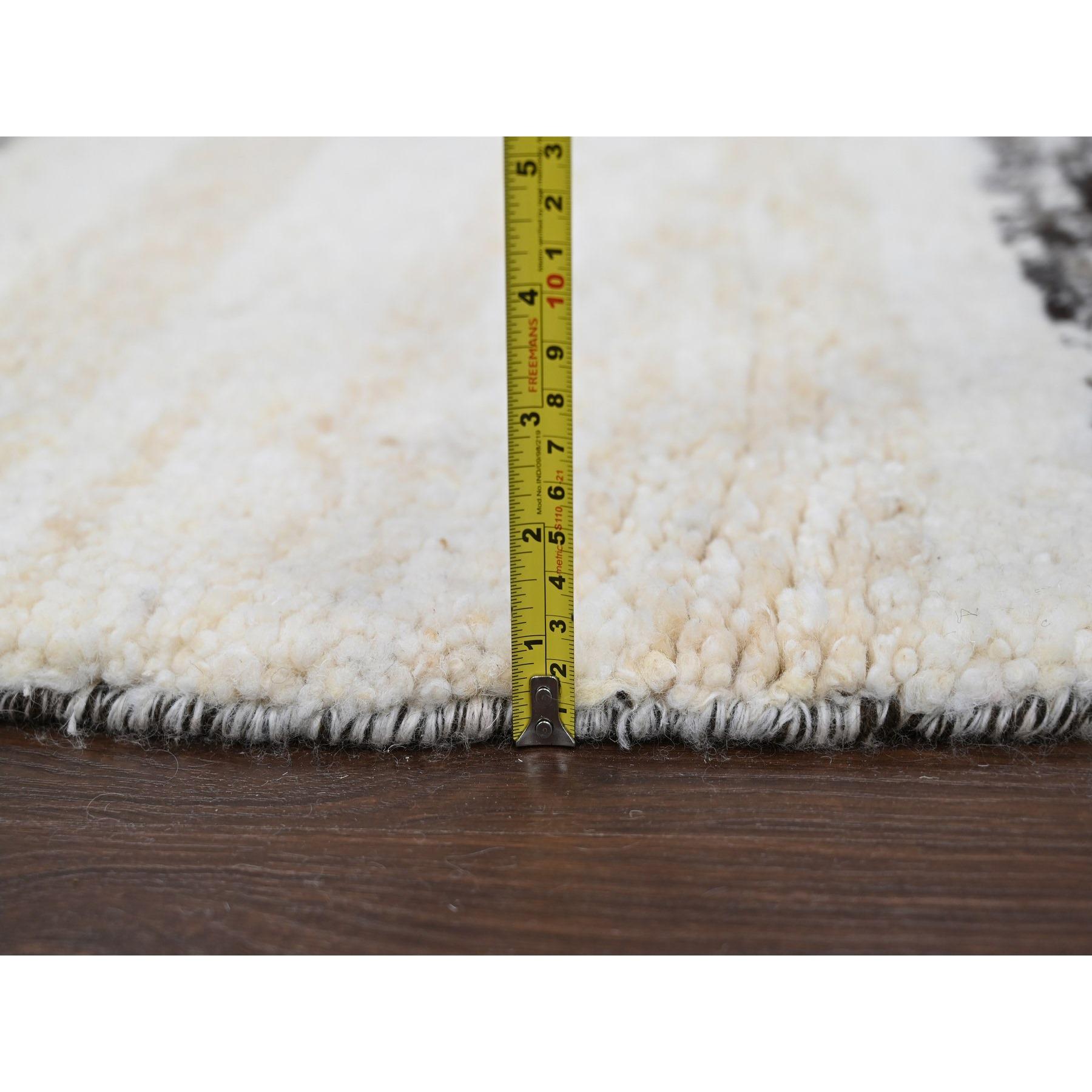 8'x8' Dunkelbraun und Elfenbein Striae Design Wolle Hand geknüpft Runde Teppich (21. Jahrhundert und zeitgenössisch) im Angebot
