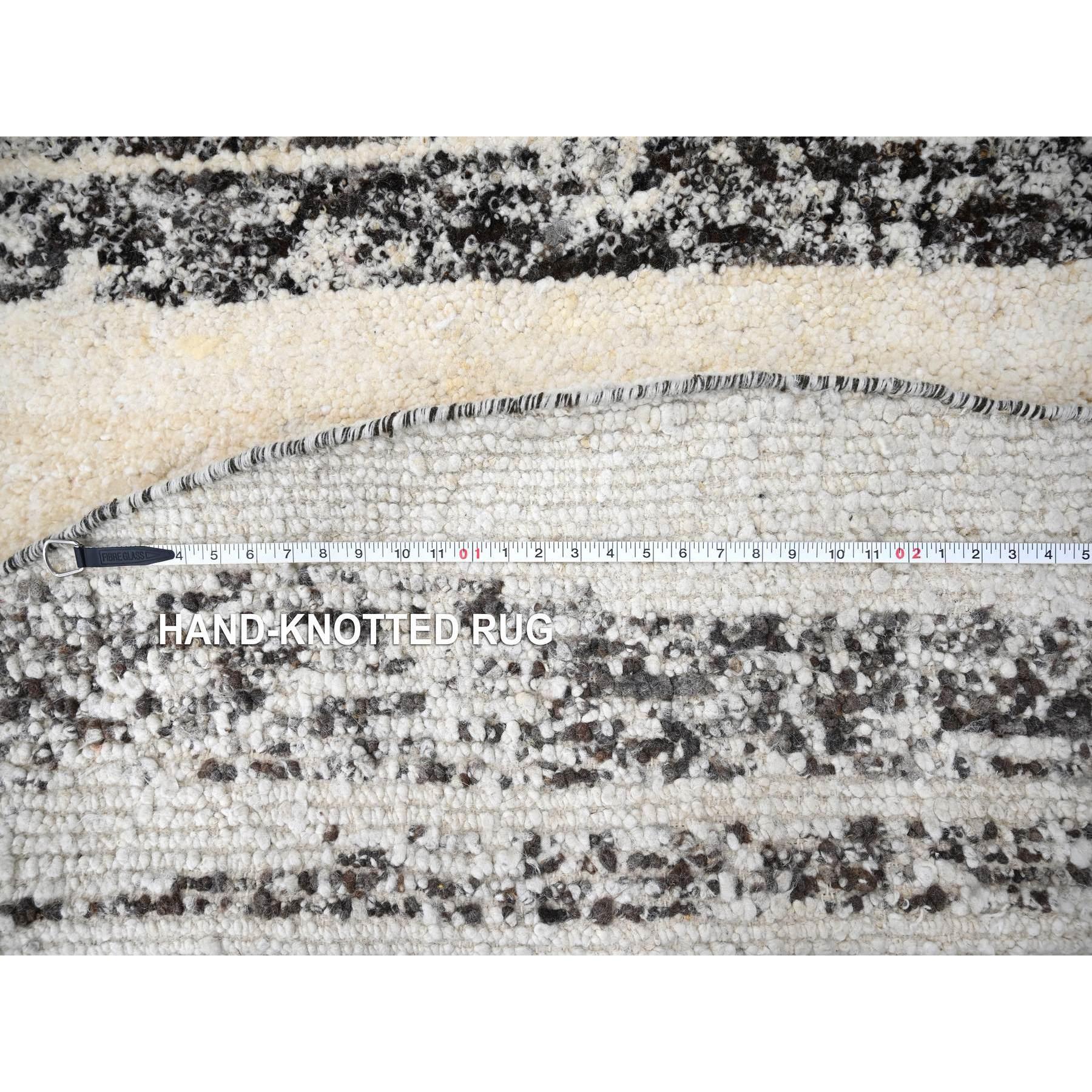 8'x8' Dunkelbraun und Elfenbein Striae Design Wolle Hand geknüpft Runde Teppich im Angebot 1