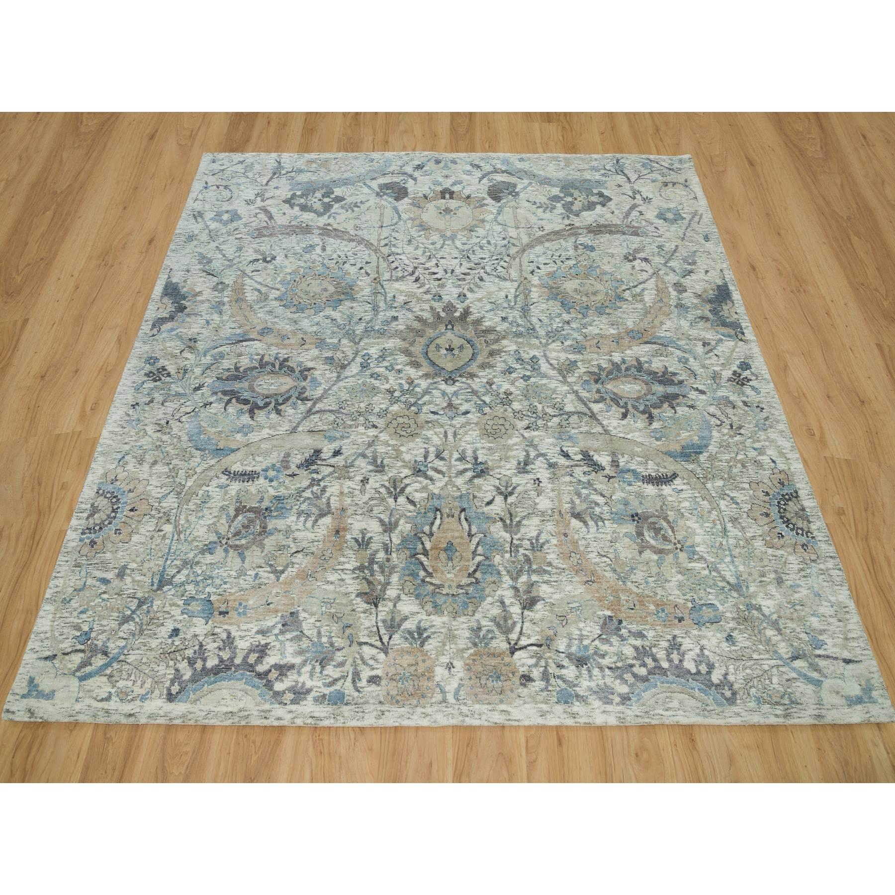 Il s'agit d'un véritable tapis d'Orient surdimensionné, noué à la main, au motif de feuilles de faucille, en soie et laine texturée. Il a été noué pendant des mois et des mois selon des techniques de tissage séculaires par des artisans