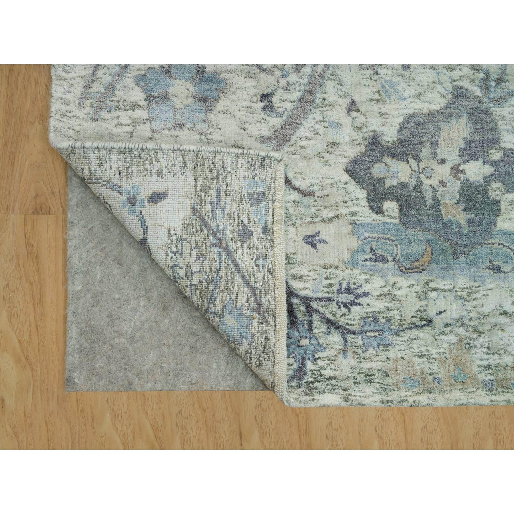 Indien 8'x8' Tapis carré en laine et soie noué à la main Delicate White Sickle Leaf en vente