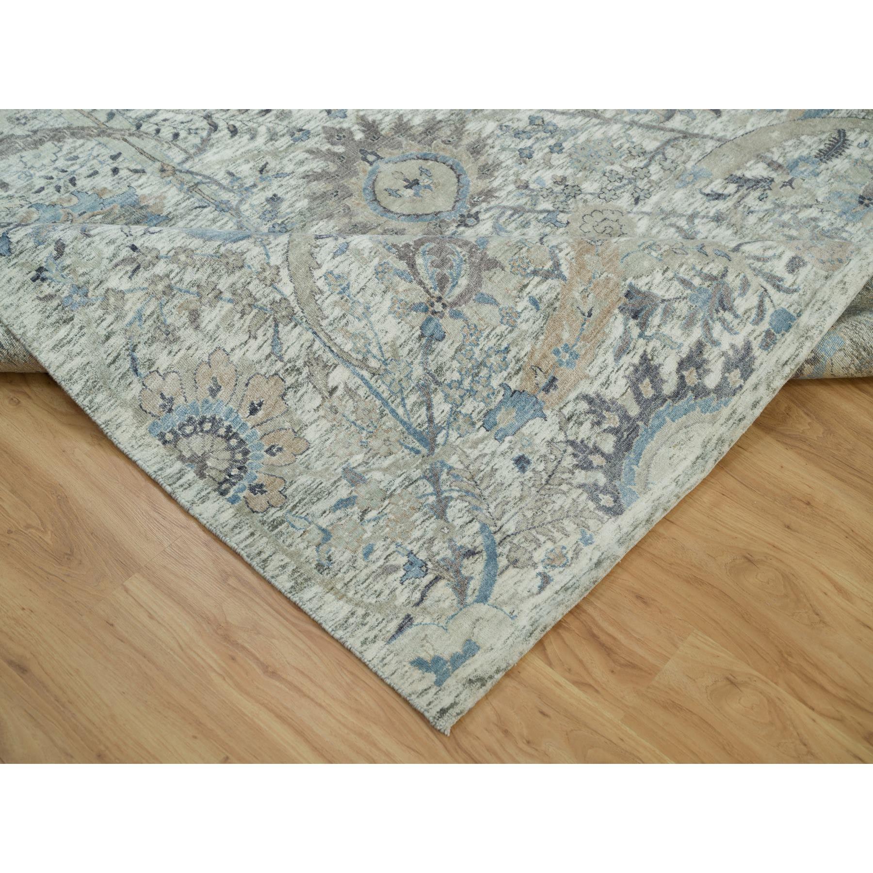 8'x8' Tapis carré en laine et soie noué à la main Delicate White Sickle Leaf Neuf - En vente à Carlstadt, NJ