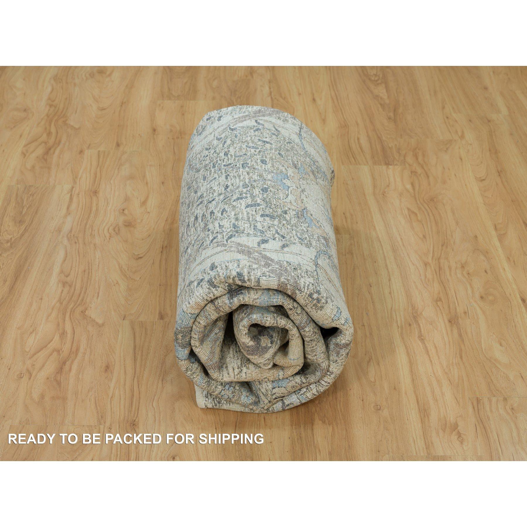 8'x8' Tapis carré en laine et soie noué à la main Delicate White Sickle Leaf en vente 1