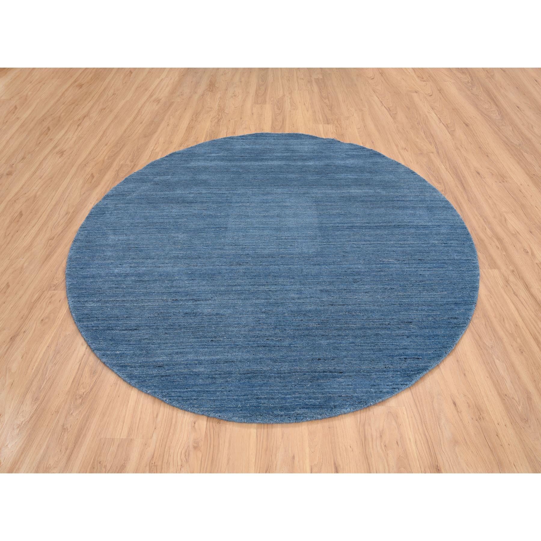 8'x8' Denim Blau Modern Design Weich und Plüsch Wolle Hand Loomed Runde Teppich (Moderne) im Angebot